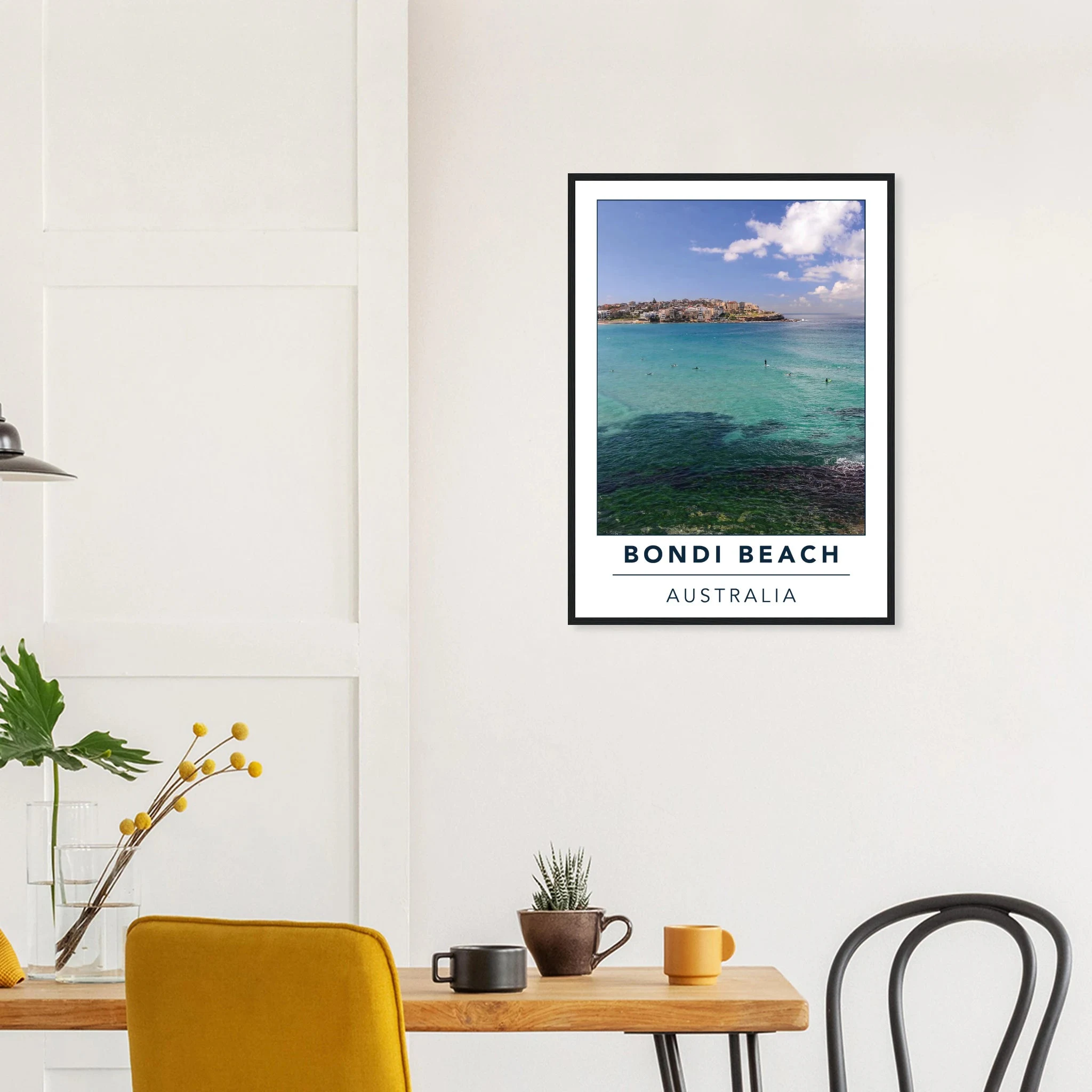 Bondi Beach, Australien – Ikonischer Stadtstrand im Osten Sydneys mit klassischem Beachbreak und Surfkultur-Geschichte. Poster im Holzrahmen.