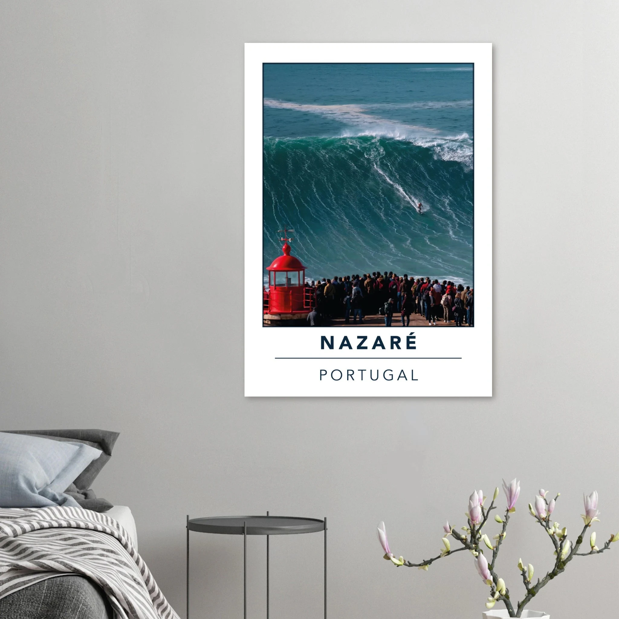 Nazaré, Portugal – Praia do Norte, weltgrößte Big-Wave-Welle Europas an der portugiesischen Atlantikküste. Kunstdruck auf Alu-Dibond.