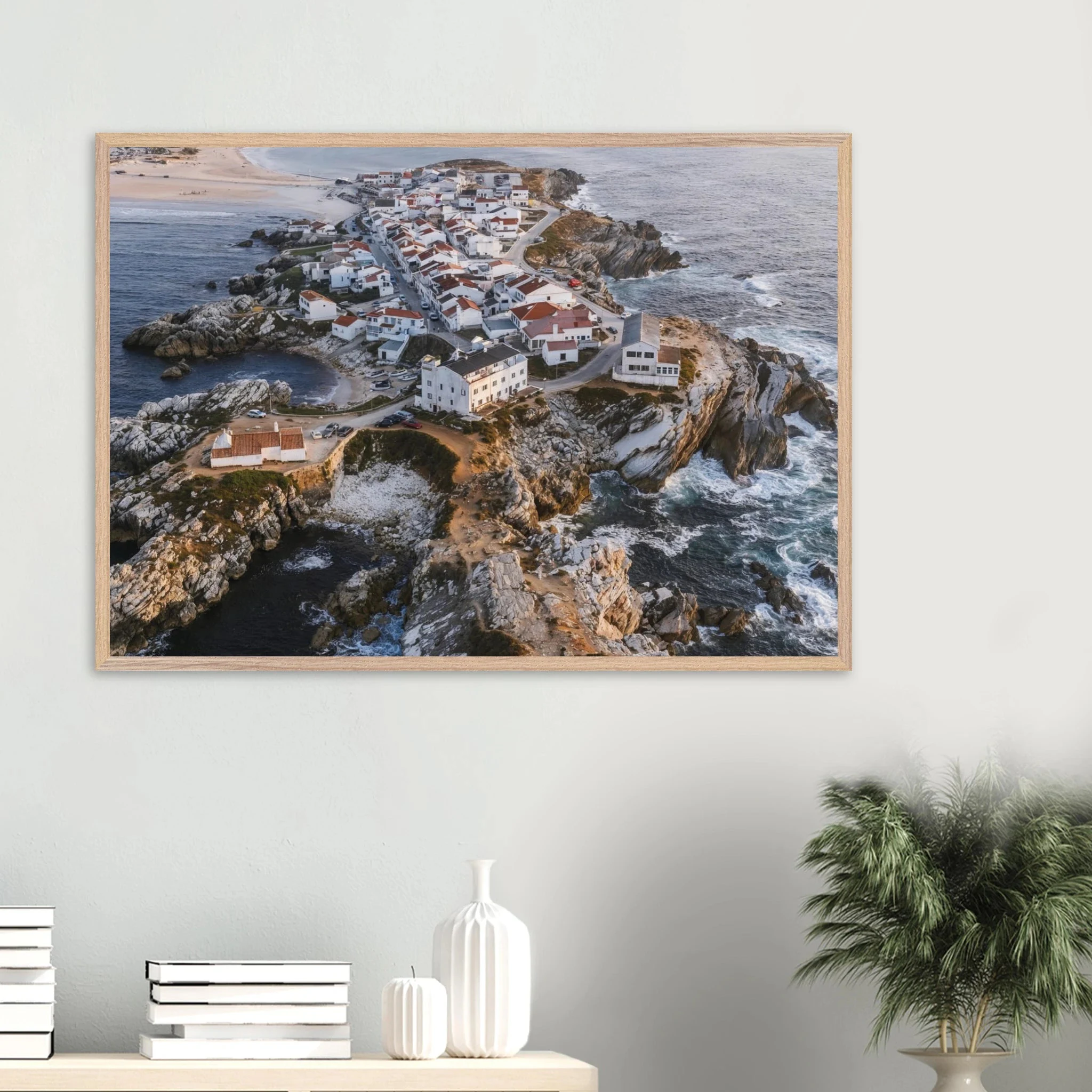 Peniche, Portugal – Halbinsel mit Supertubos-Beachbreak, Austragungsort der WSL Meo Rip Curl Pro Portugal. Poster im Galerie-Holzrahmen.