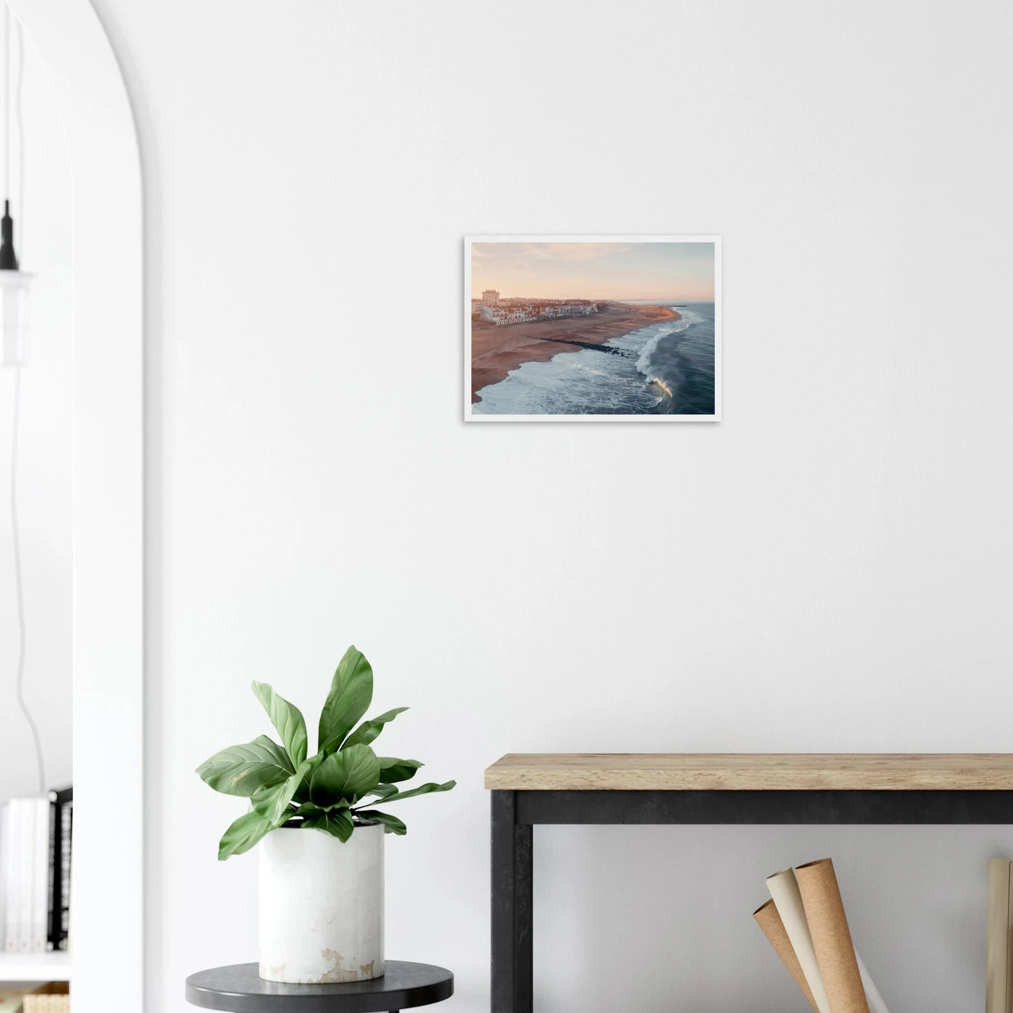 Hossegor, Frankreich – Beachbreak-Hotspot in den Landes, Austragungsort der WSL-Quiksilver-Pro-Wettkämpfe. Poster im Holzrahmen.