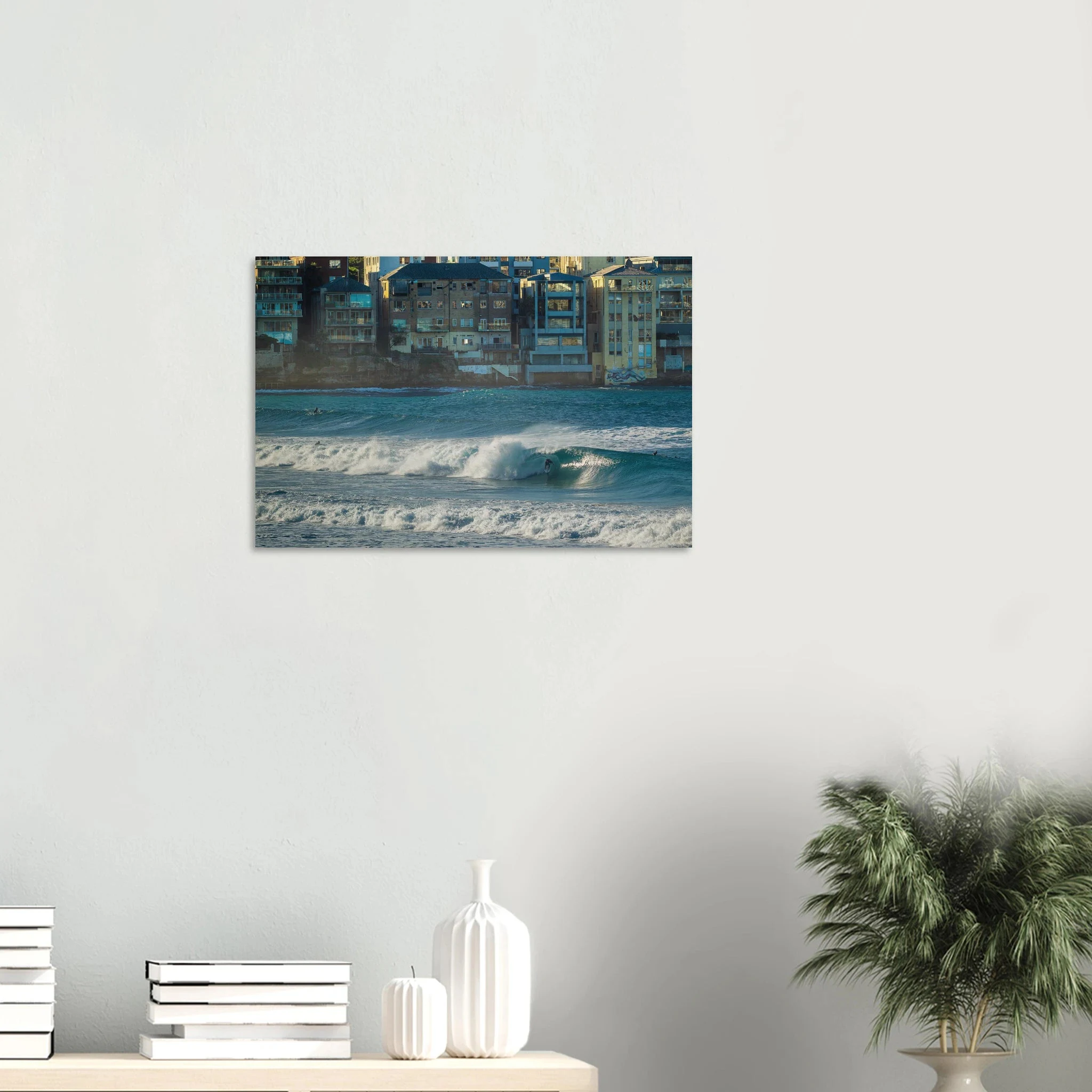Bondi Beach, Australien – Ikonischer Stadtstrand im Osten Sydneys mit klassischem Beachbreak und Surfkultur-Geschichte. Kunstdruck auf Holz.