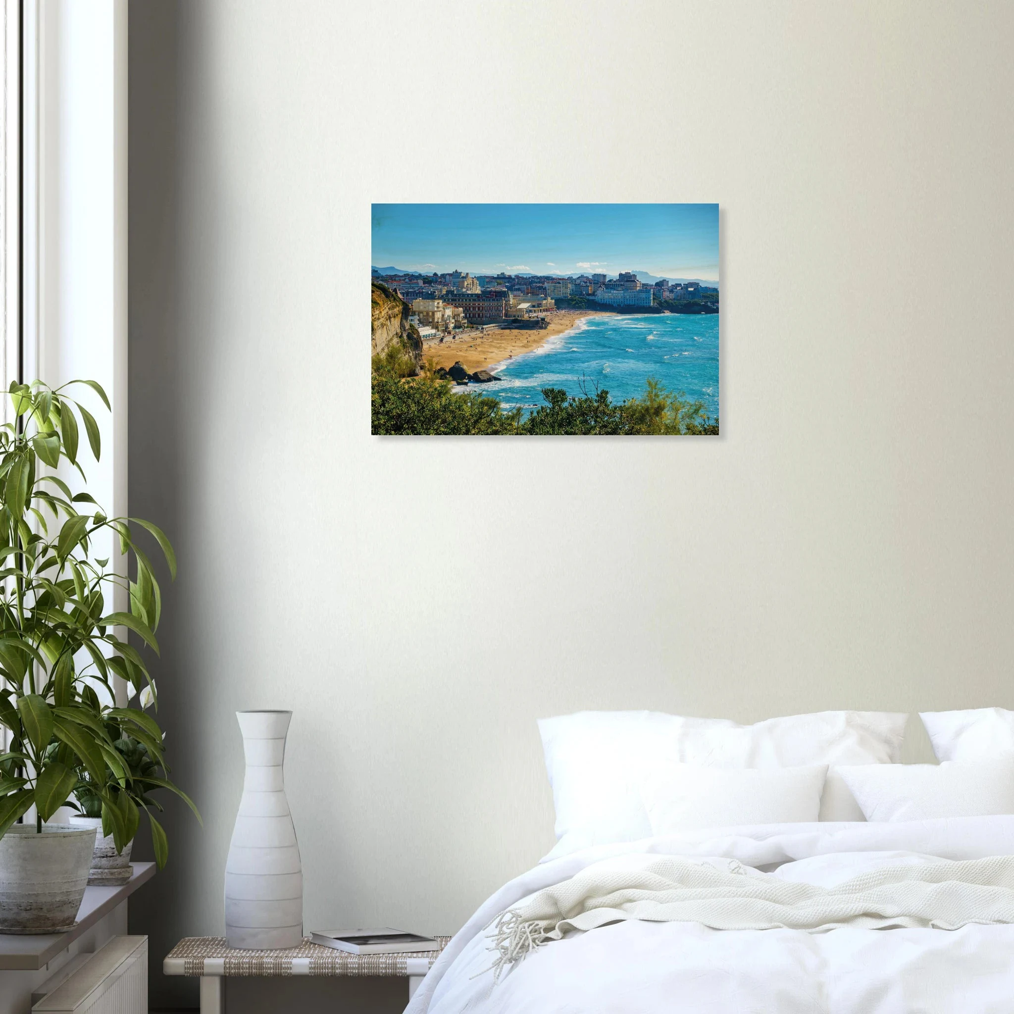 Biarritz, Frankreich – Mondäner Surfort am baskischen Atlantik, Wiege des europäischen Wellenreitens seit den 1950er-Jahren. Kunstdruck auf Holz.