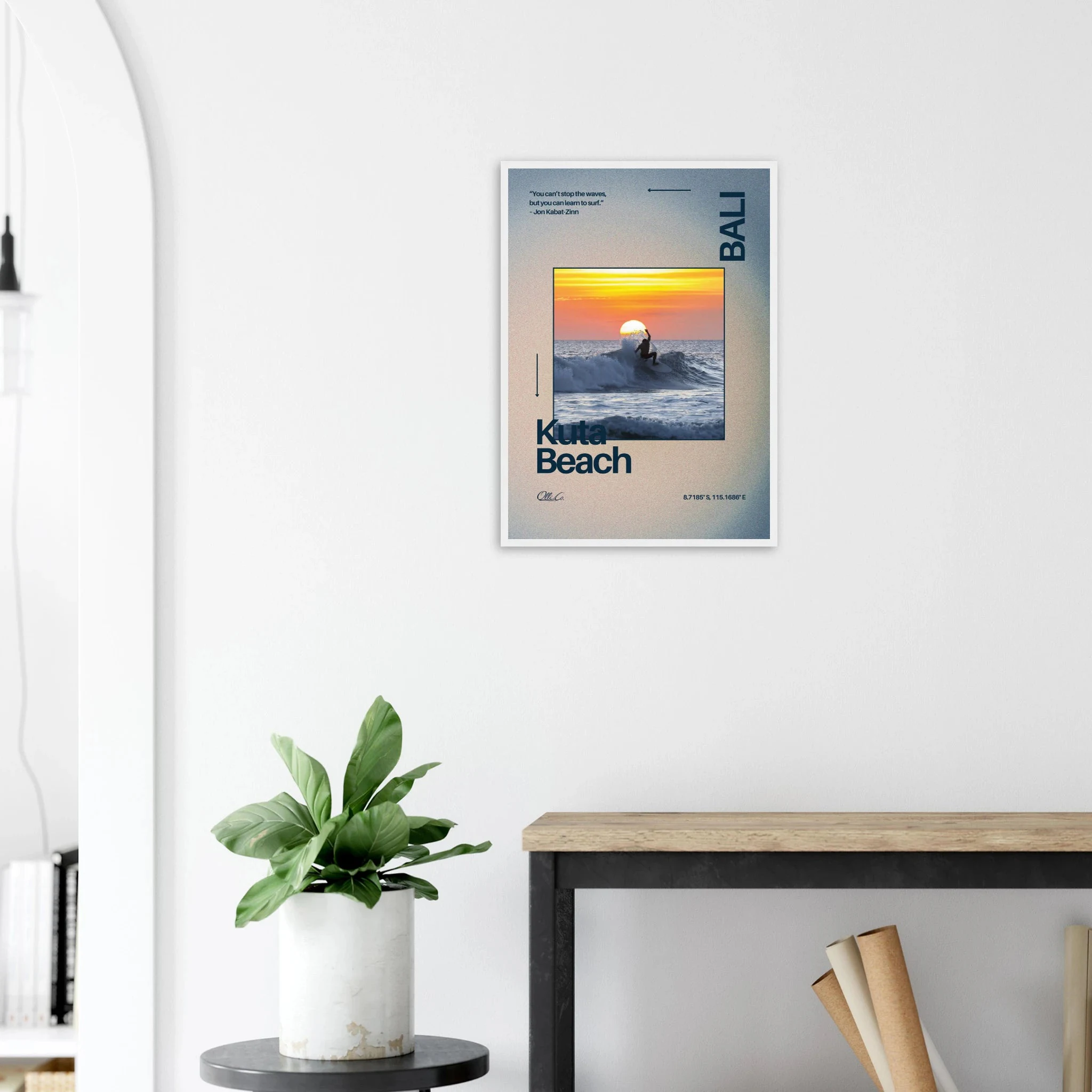 Kuta Beach, Bali (Indonesien) – Belebter Beachbreak im Süden Balis, klassischer Einsteiger-Spot mit weichen Wellen. Poster im Holzrahmen.