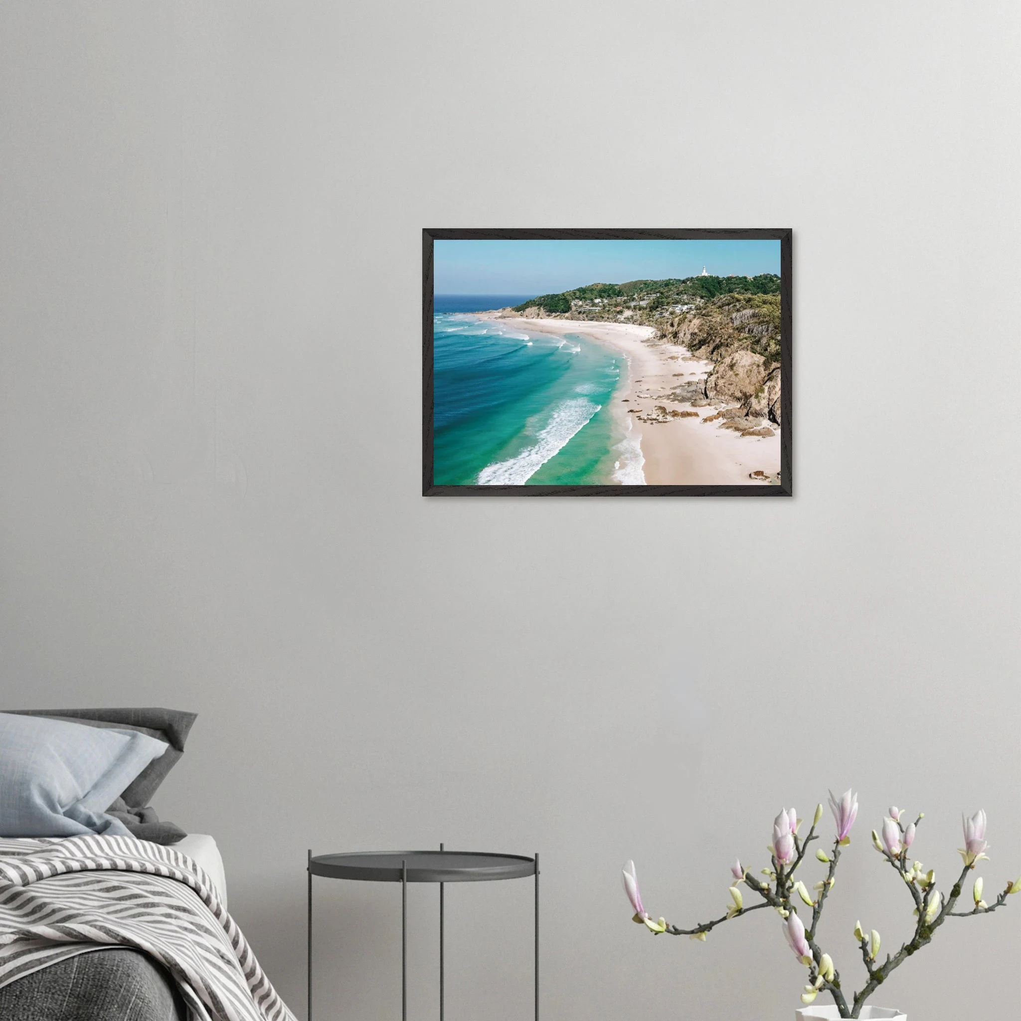 Byron Bay, Australien – Östlichster Punkt Australiens mit langen Pointbreaks und entspanntem Longboard-Flair. Poster im Galerie-Holzrahmen.