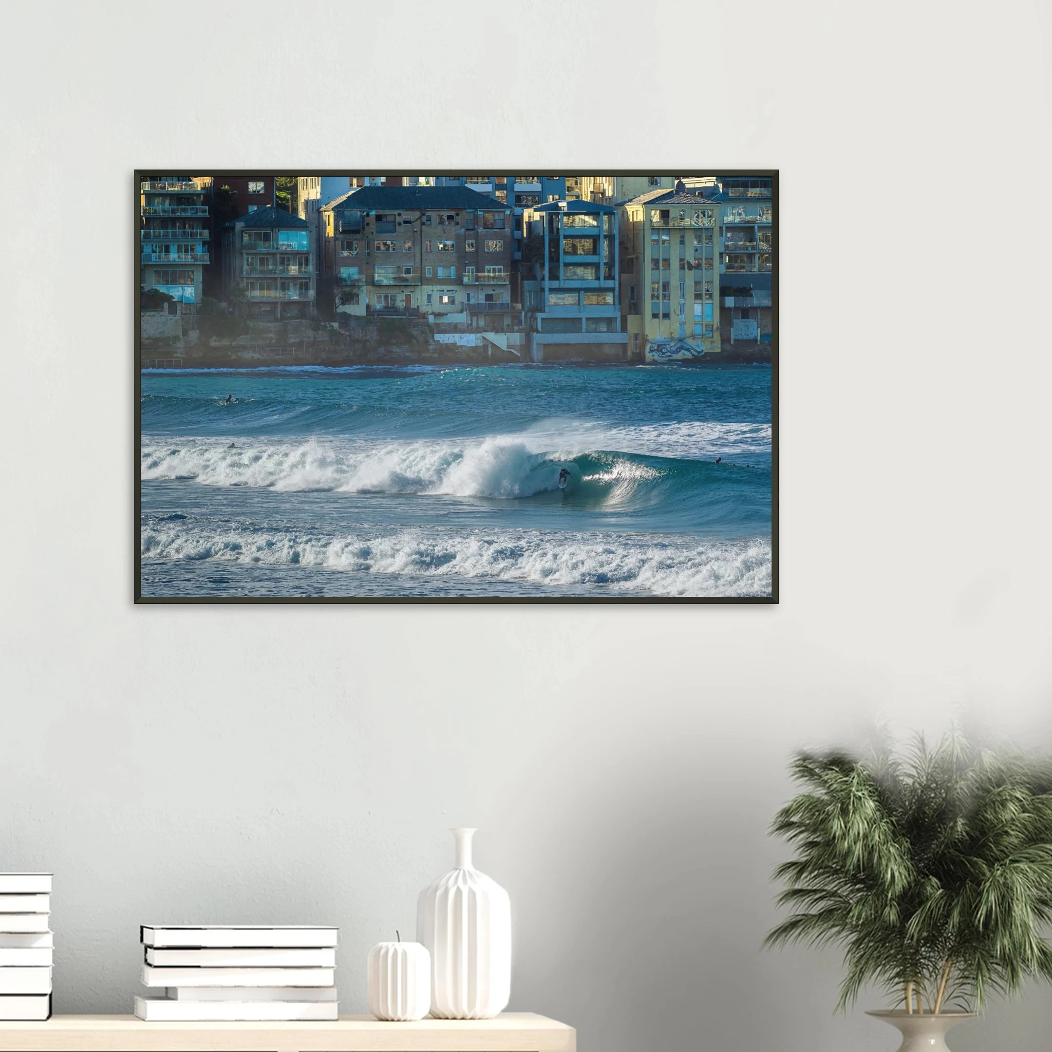 Bondi Beach, Australien – Ikonischer Stadtstrand im Osten Sydneys mit klassischem Beachbreak und Surfkultur-Geschichte. Poster im Metallrahmen.