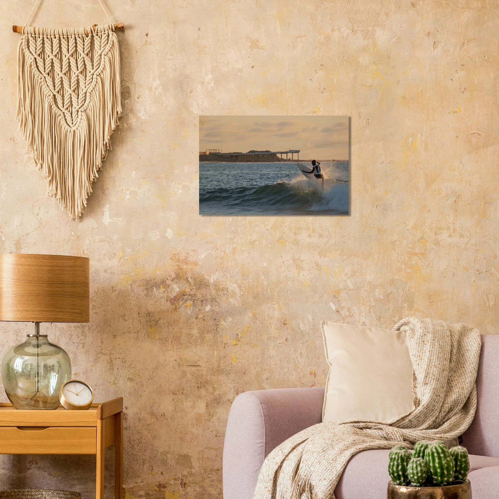 Busua, Ghana – Westafrikanisches Fischerdorf an der Goldküste mit konstantem Beachbreak und Surfschulen. Kunstdruck auf Holz.