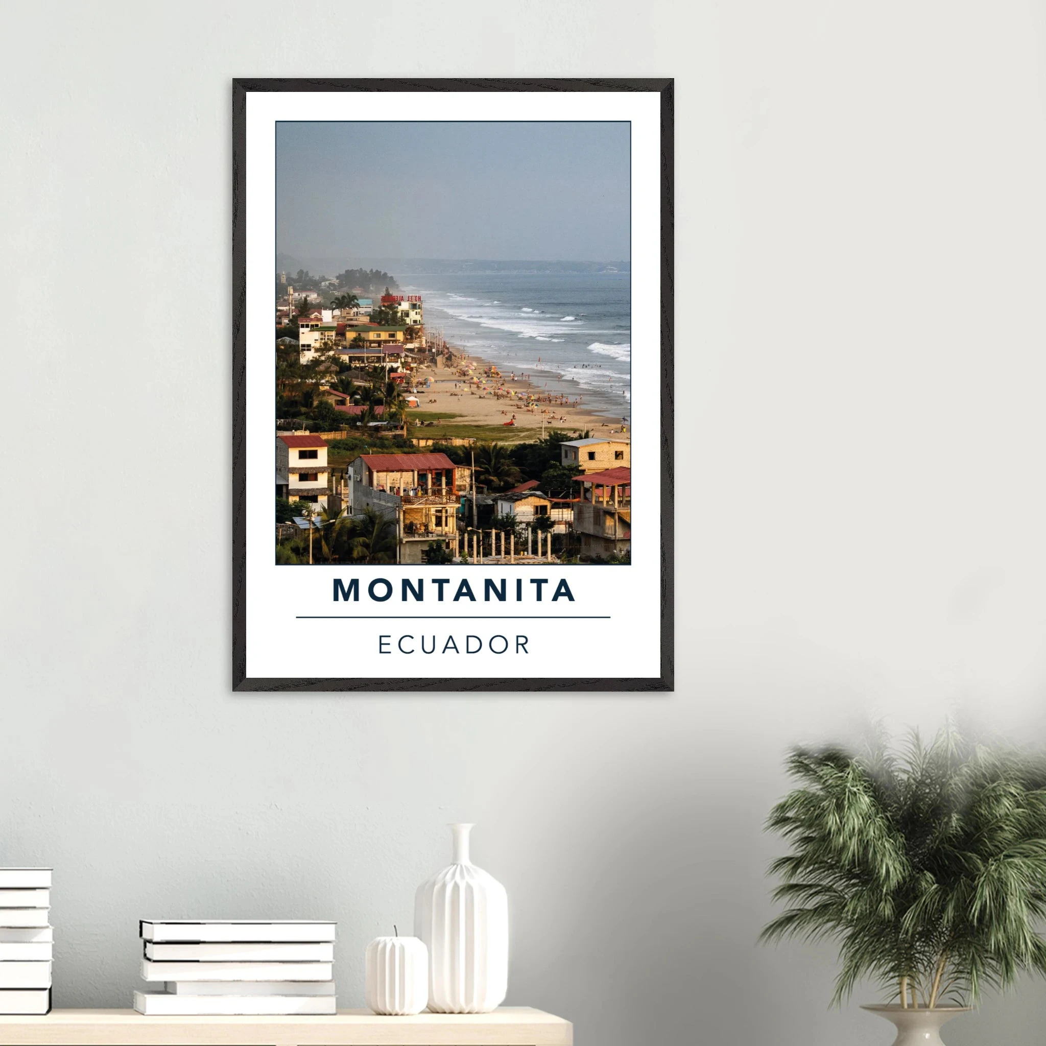 Montañita, Ecuador – Pazifik-Surferdorf an der Ruta del Sol mit rechtem Pointbreak und Backpacker-Szene. Poster im Galerie-Holzrahmen.