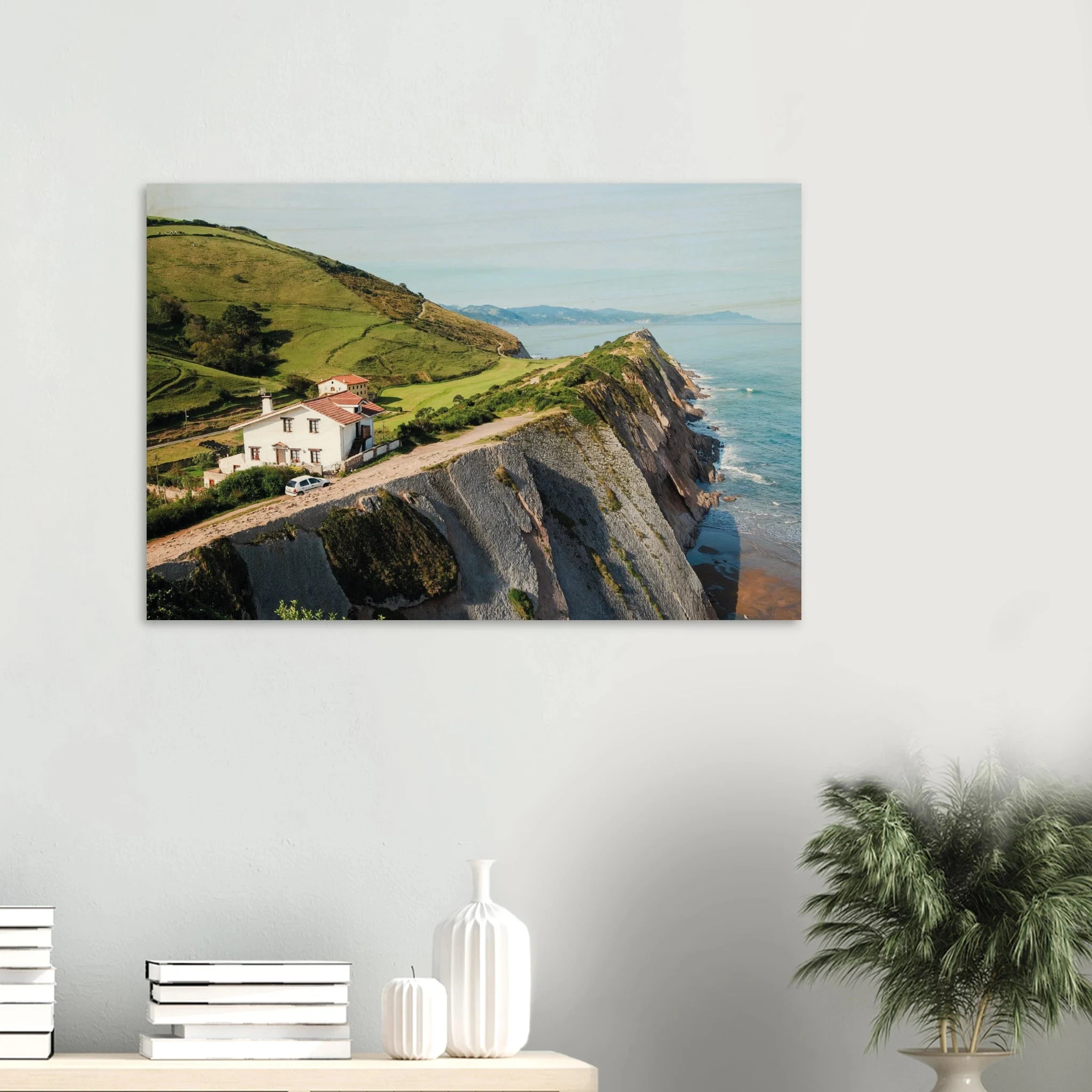 San Vicente de la Barquera, Spanien – Kantabrisches Fischerstädtchen mit Beachbreak Merón und Bergkulisse der Picos de Europa. Kunstdruck auf Holz.