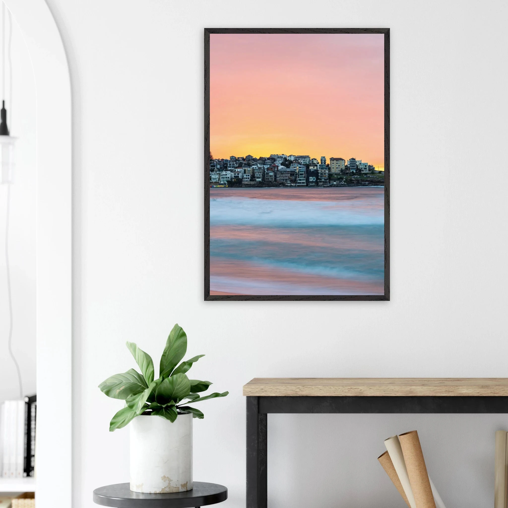 Bondi Beach, Australien – Ikonischer Stadtstrand im Osten Sydneys mit klassischem Beachbreak und Surfkultur-Geschichte. Poster im Galerie-Holzrahmen.