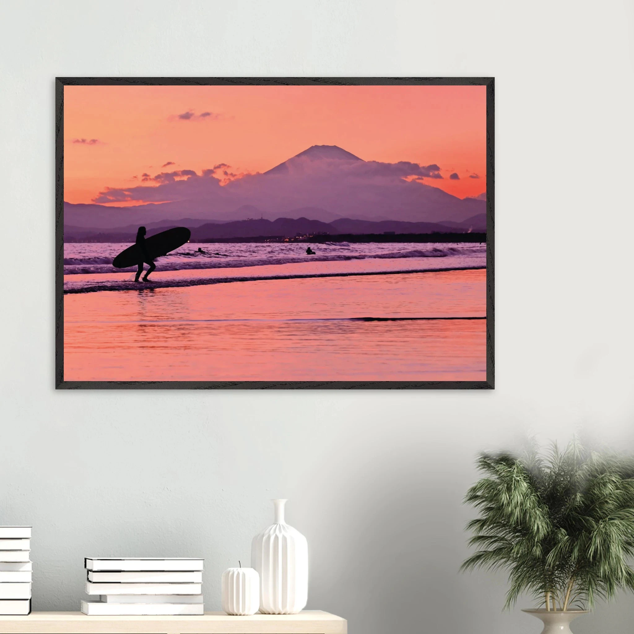 Shonan, Japan – Surfregion an der Sagami-Bucht südwestlich von Tokio, Wiege des japanischen Wellenreitens. Poster im Galerie-Holzrahmen.