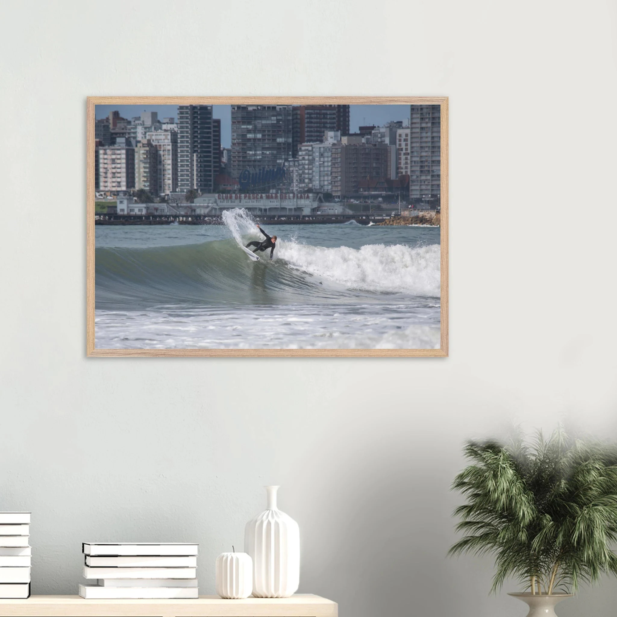 Mar del Plata, Argentinien – Atlantik-Badestadt südlich von Buenos Aires mit urbanen Beachbreaks und Pier-Wellen. Poster im Galerie-Holzrahmen.