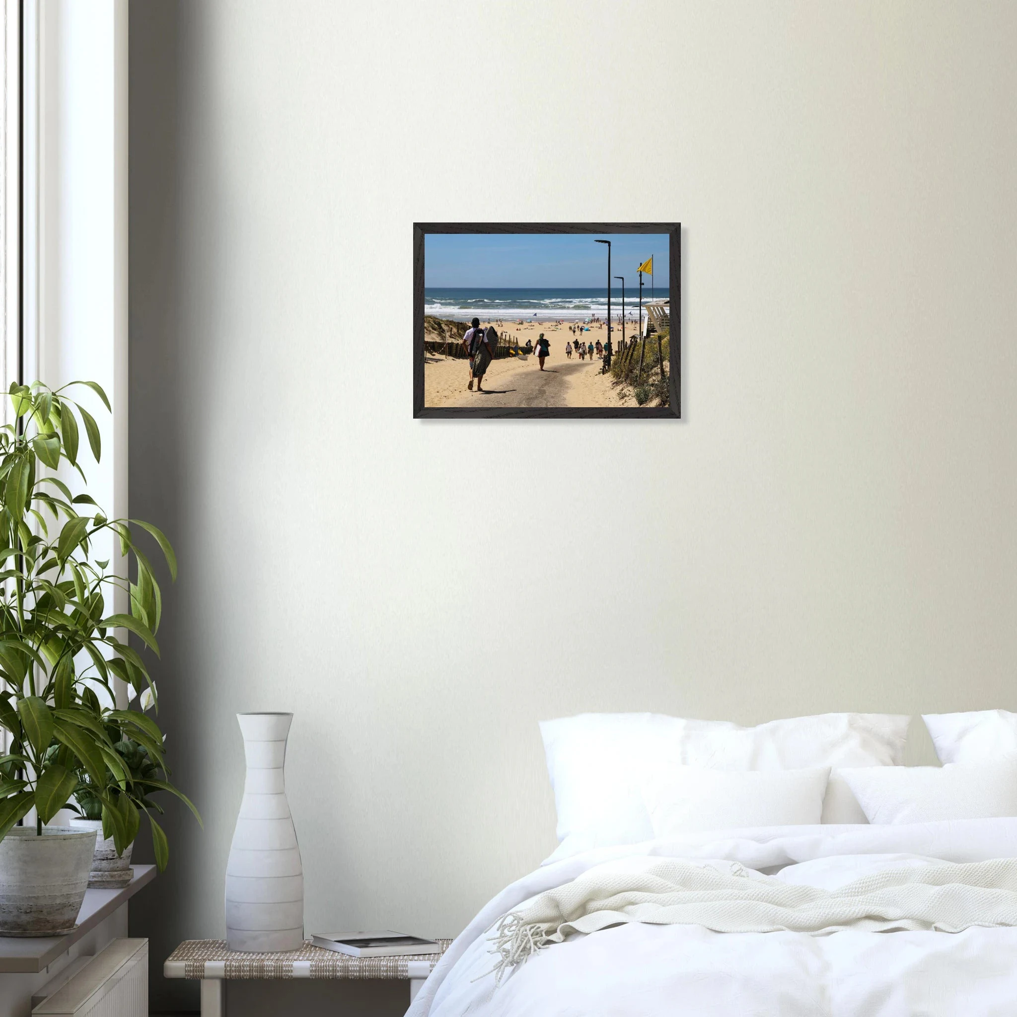 Moliets-et-Maa, Frankreich – Ruhiger Pinienwald-Strand in den Landes mit beständigem Atlantik-Swell für alle Levels. Poster im Galerie-Holzrahmen.