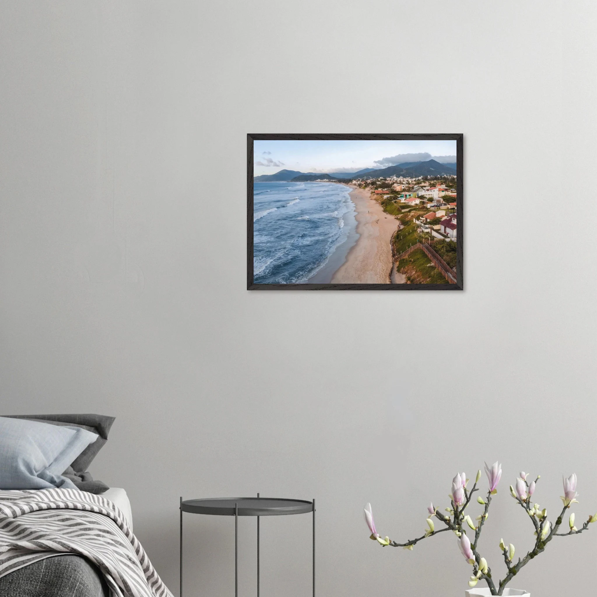 Florianópolis, Brasilien – Insel in Santa Catarina mit über 40 Stränden und Heimspot brasilianischer Pro-Surfer. Poster im Galerie-Holzrahmen.