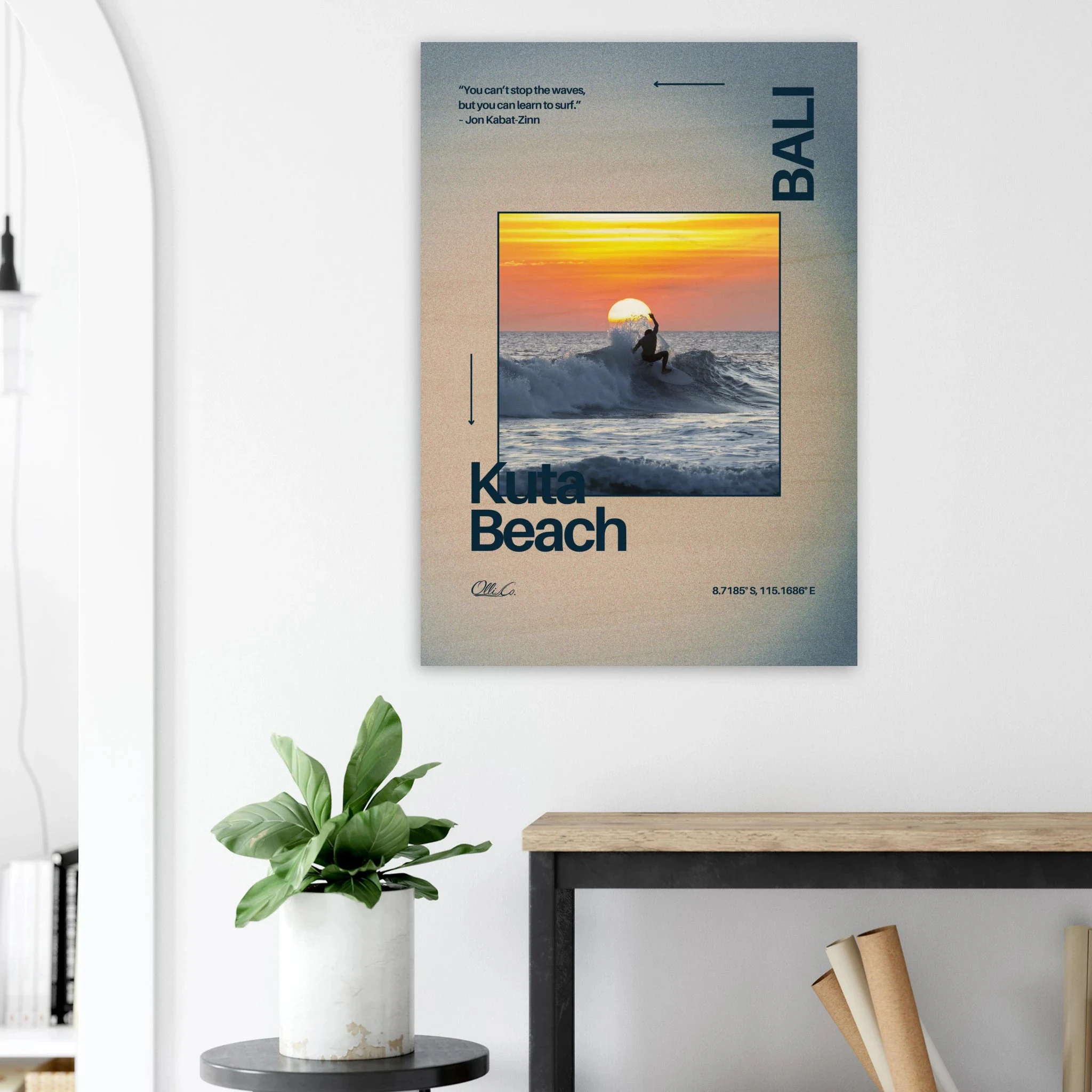 Kuta Beach, Bali (Indonesien) – Belebter Beachbreak im Süden Balis, klassischer Einsteiger-Spot mit weichen Wellen. Kunstdruck auf Holz.