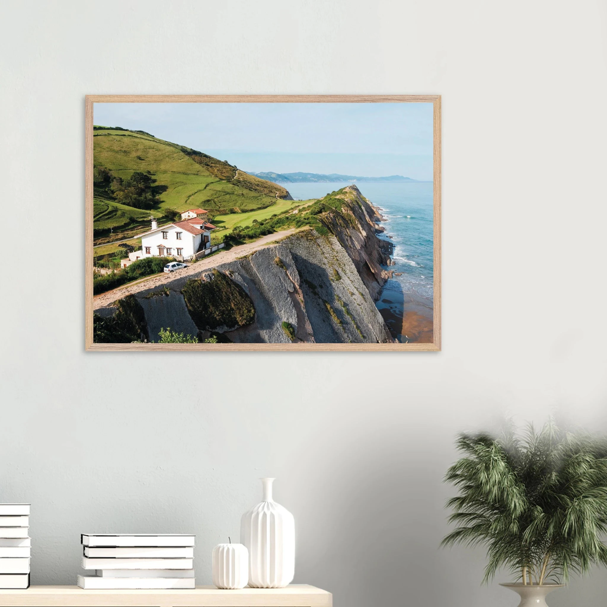 San Vicente de la Barquera, Spanien – Kantabrisches Fischerstädtchen mit Beachbreak Merón und Bergkulisse der Picos de Europa. Poster im Galerie-Holzrahmen.