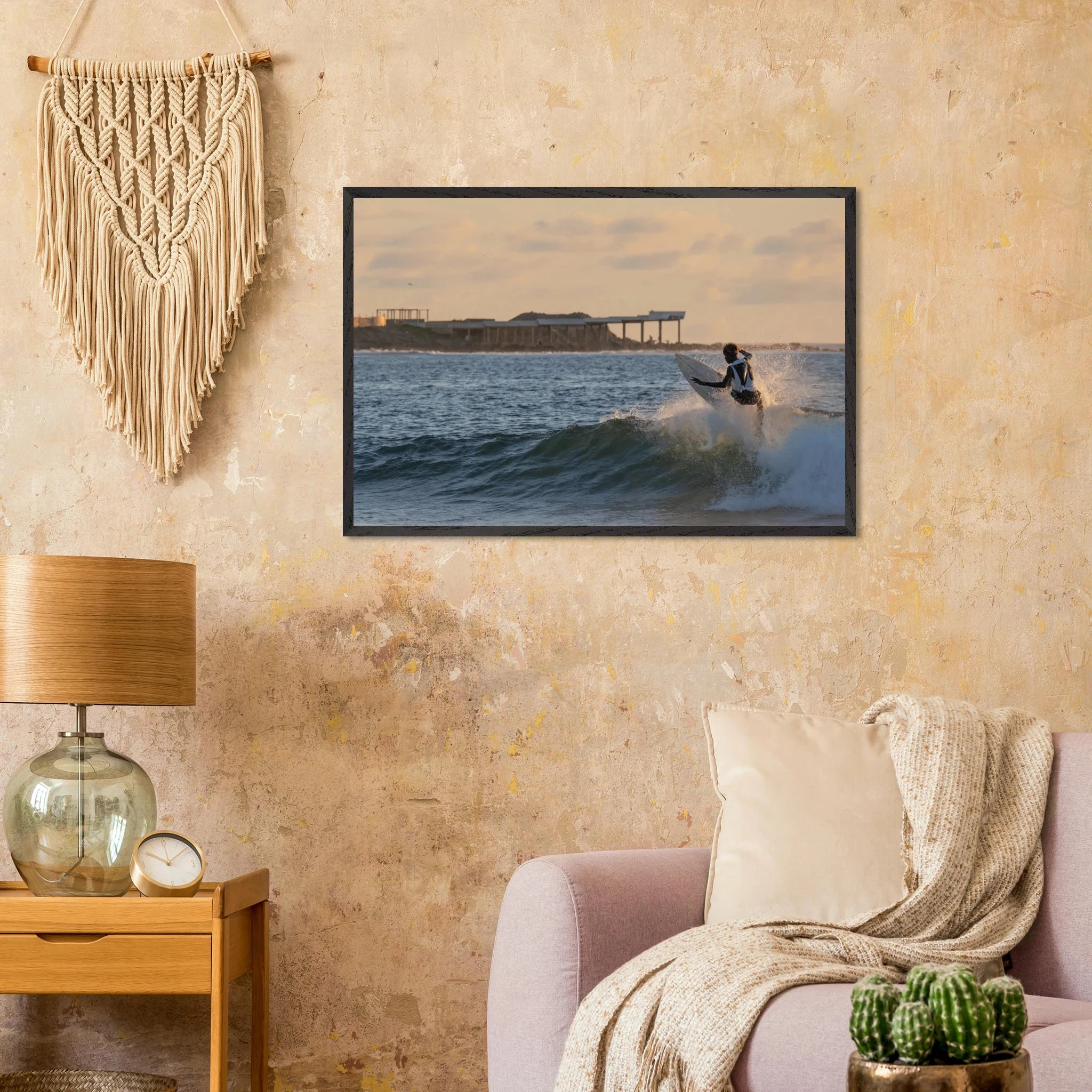 Busua, Ghana – Westafrikanisches Fischerdorf an der Goldküste mit konstantem Beachbreak und Surfschulen. Poster im Galerie-Holzrahmen.