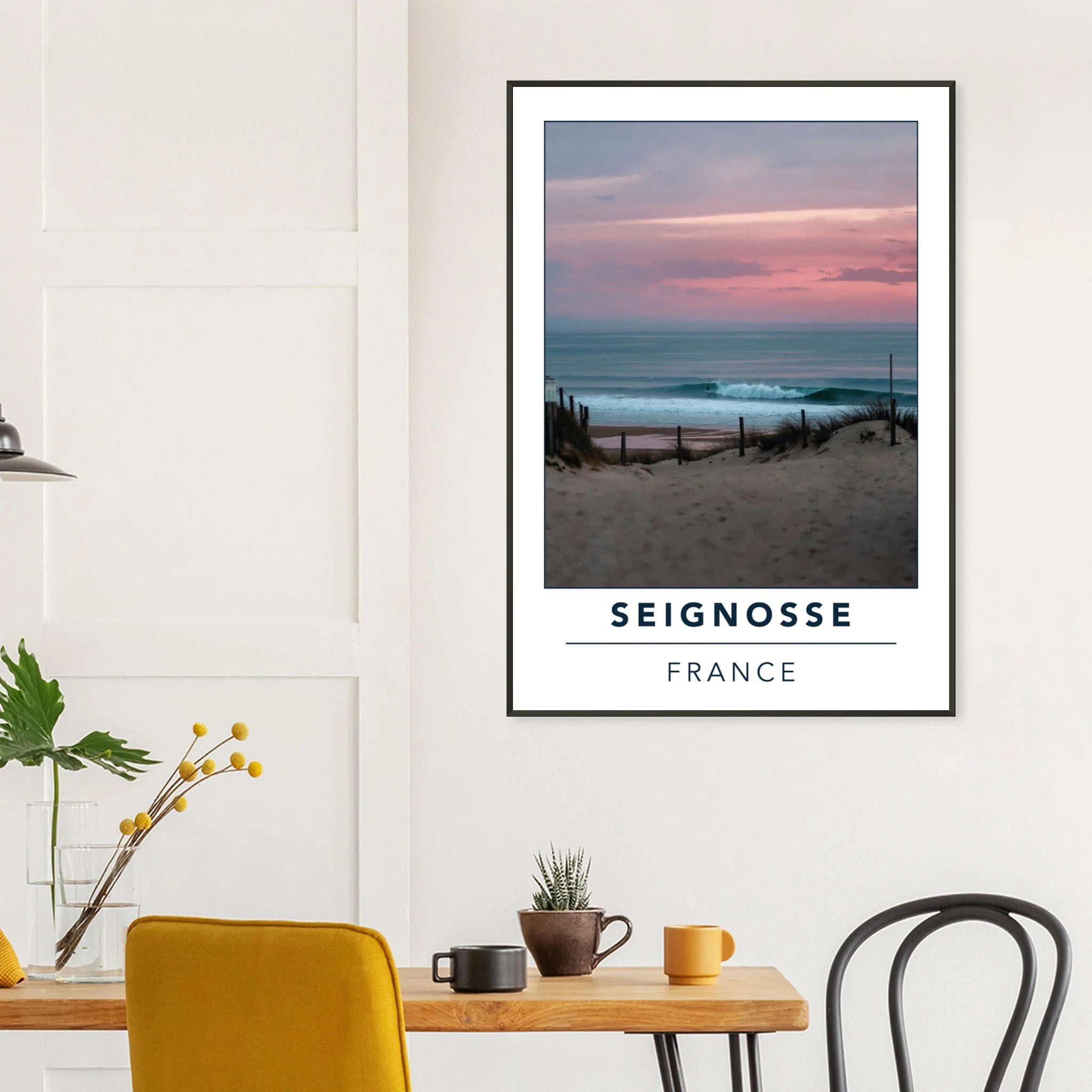 Seignosse, Frankreich – Dünenstrand in den Landes mit hohlen Beachbreaks und ausgeprägter Herbstsaison. Poster im Metallrahmen.