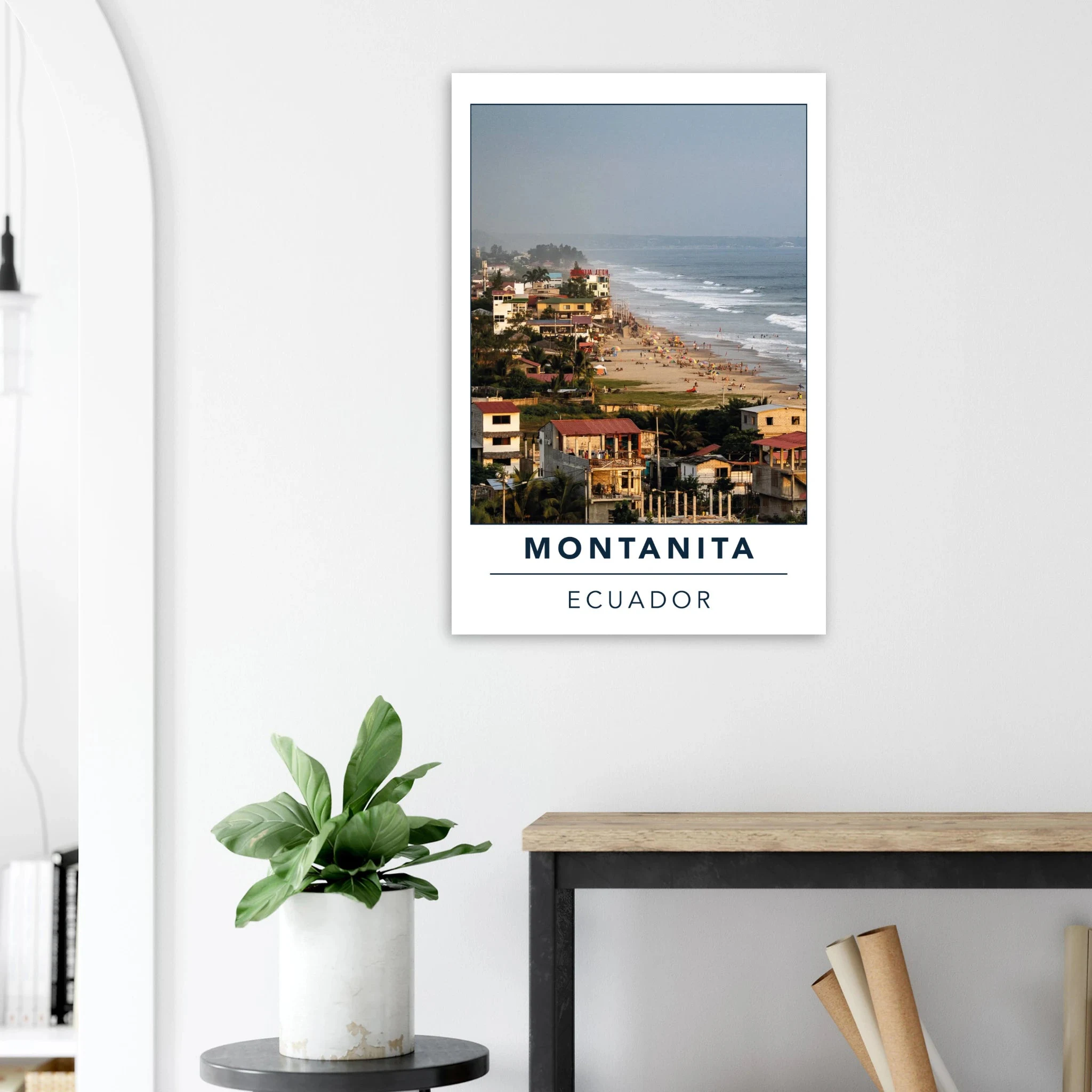 Montañita, Ecuador – Pazifik-Surferdorf an der Ruta del Sol mit rechtem Pointbreak und Backpacker-Szene. Kunstdruck auf Alu-Dibond.
