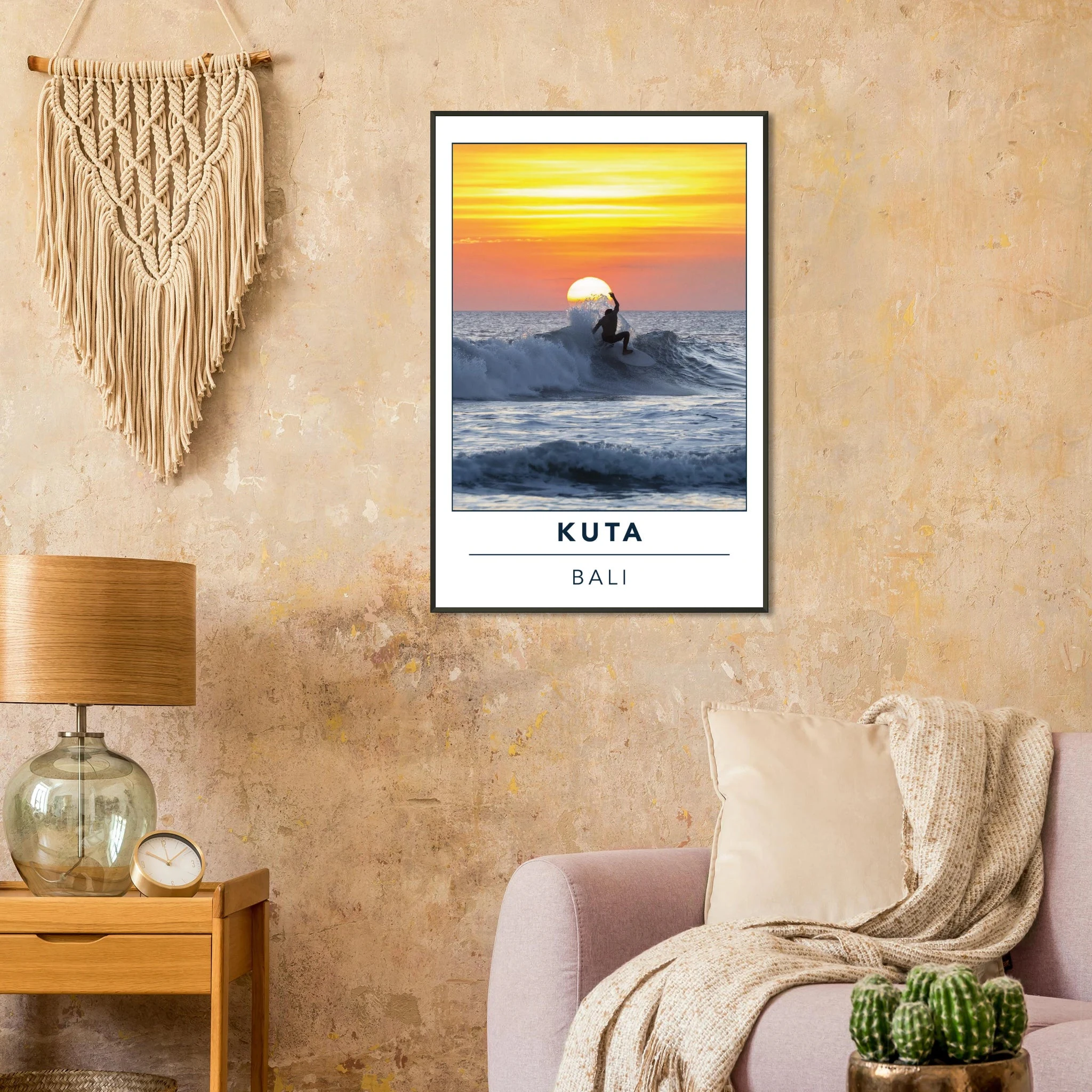 Kuta Beach, Bali (Indonesien) – Belebter Beachbreak im Süden Balis, klassischer Einsteiger-Spot mit weichen Wellen. Poster im Metallrahmen.