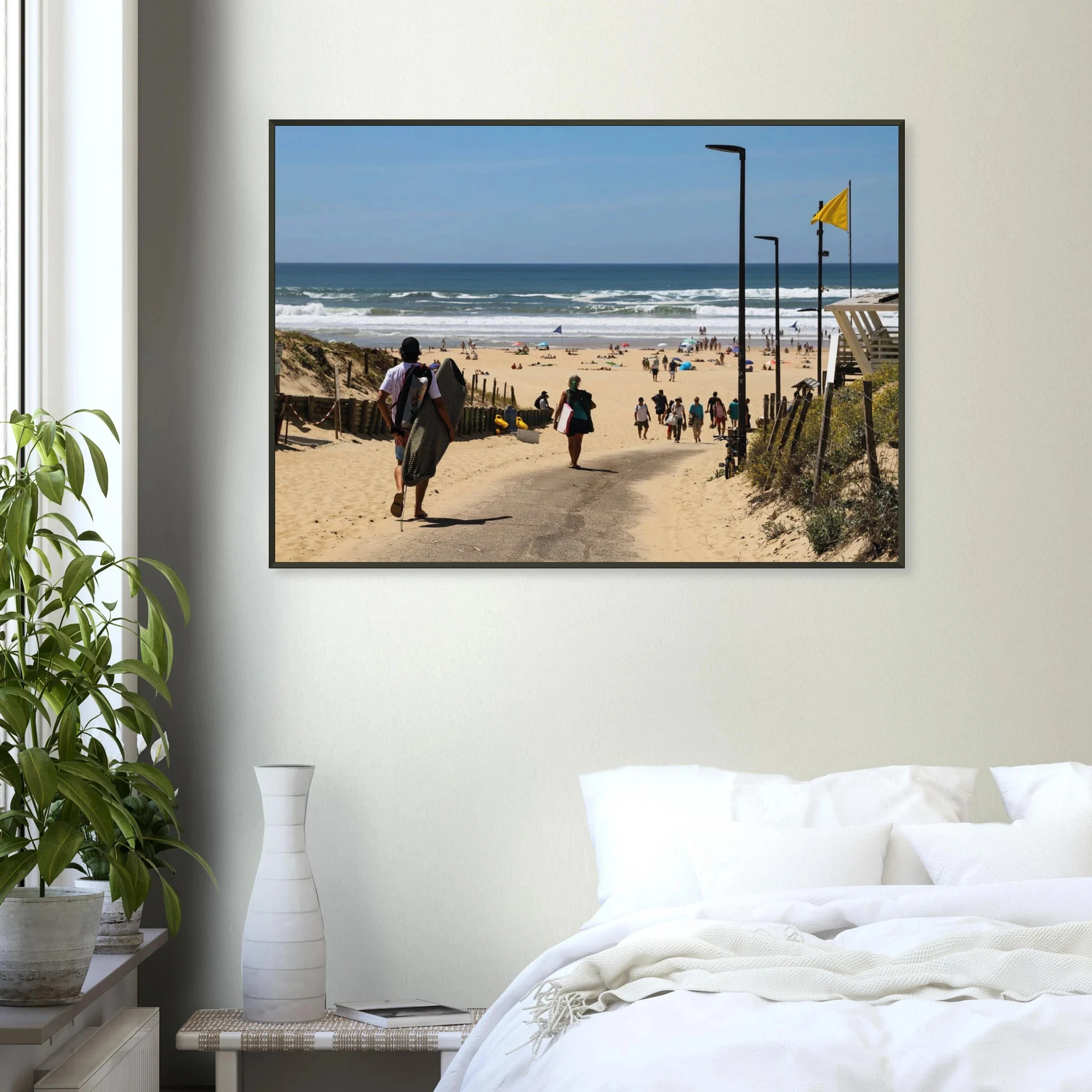 Moliets-et-Maa, Frankreich – Ruhiger Pinienwald-Strand in den Landes mit beständigem Atlantik-Swell für alle Levels. Poster im Metallrahmen.