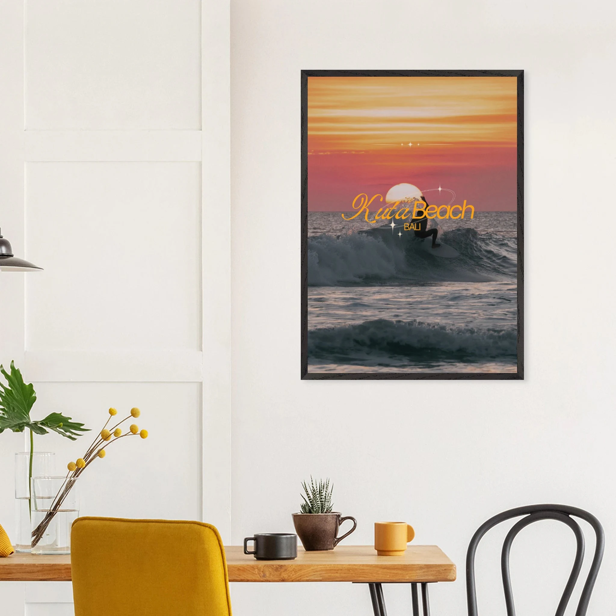 Kuta Beach, Bali (Indonesien) – Belebter Beachbreak im Süden Balis, klassischer Einsteiger-Spot mit weichen Wellen. Poster im Galerie-Holzrahmen.