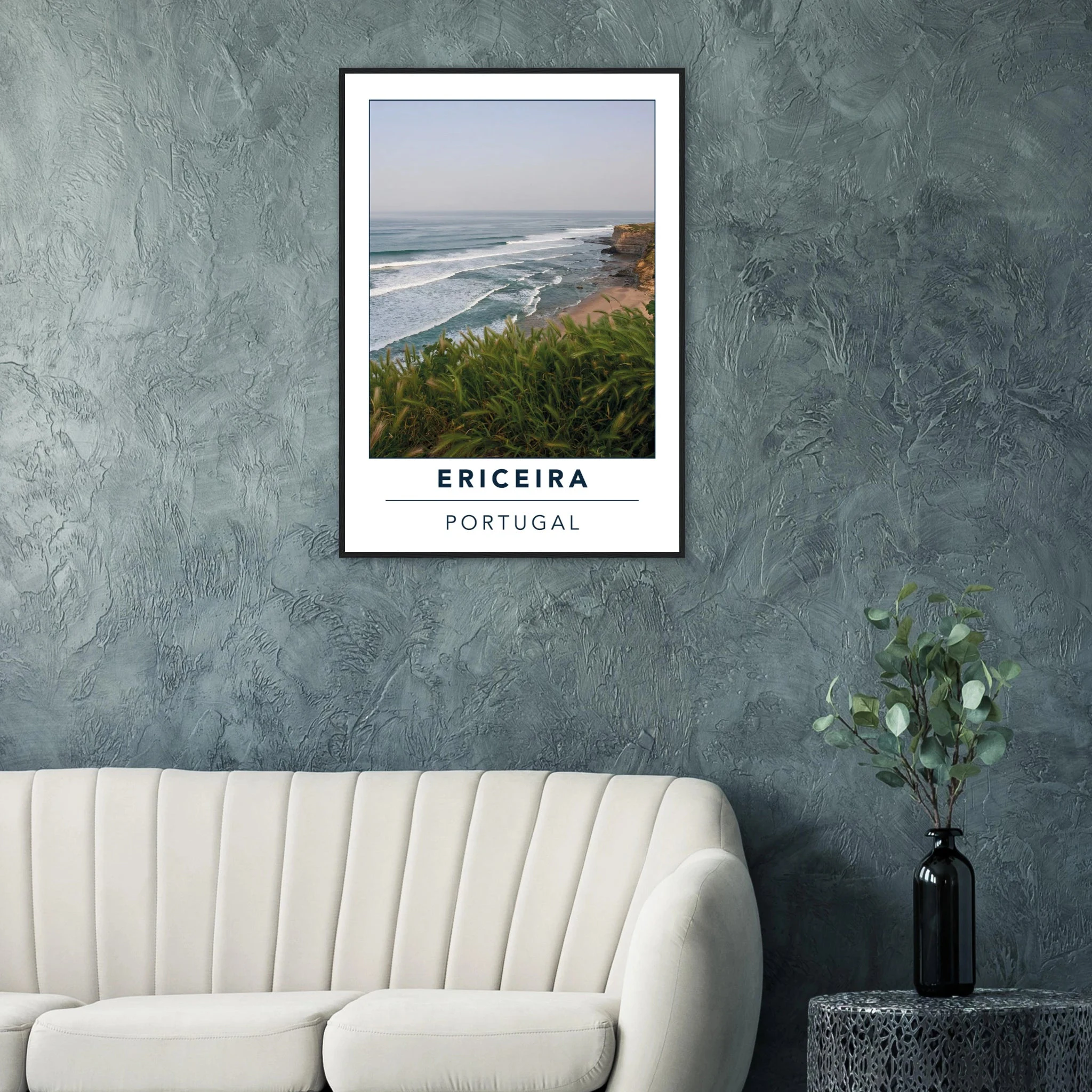 Ericeira, Portugal – World Surfing Reserve nördlich von Lissabon mit Reefbreaks wie Coxos und Ribeira d'Ilhas. Poster im Holzrahmen.