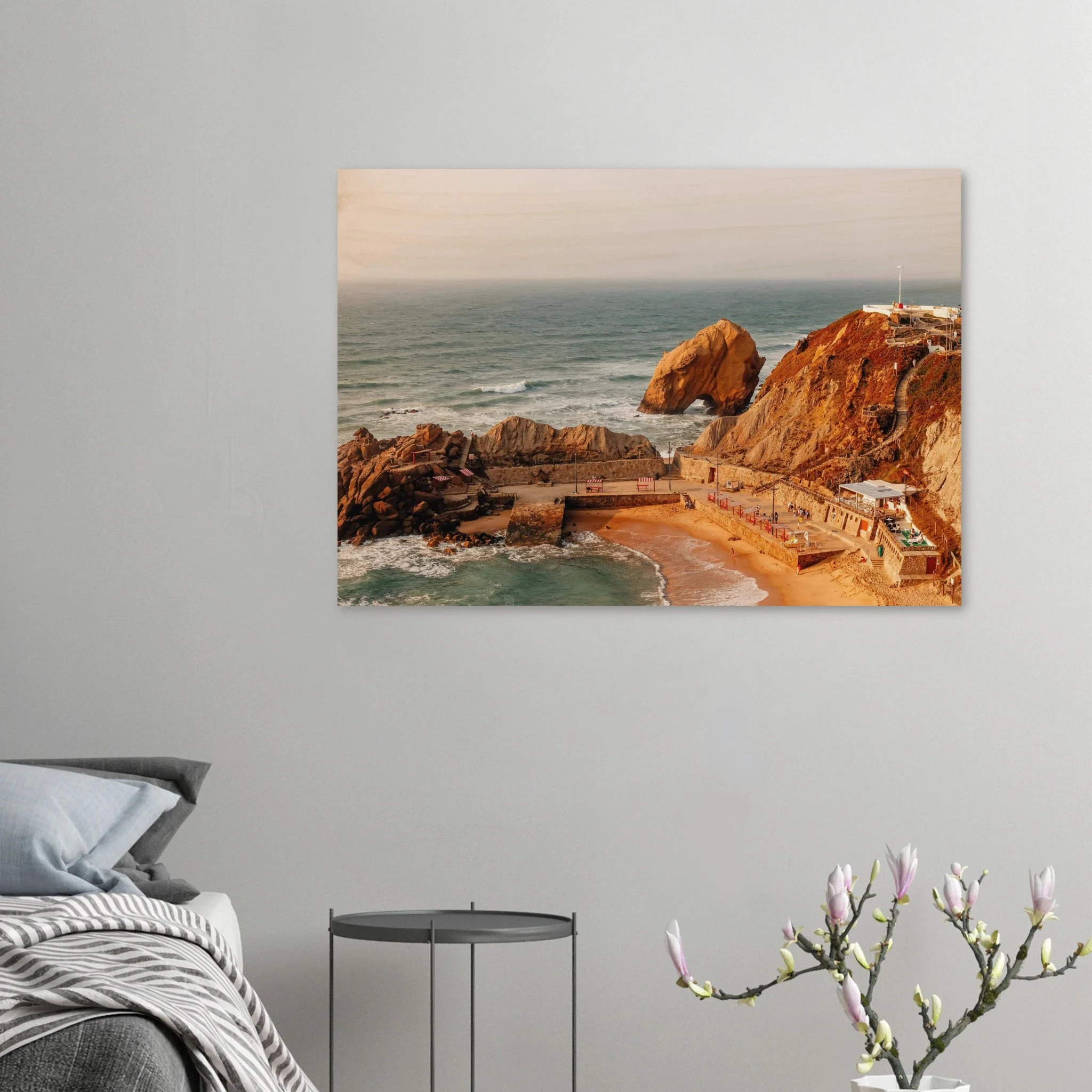 Santa Cruz, Spanien – Kanarische Hauptstadt Teneriffas mit Reefbreaks an der Nordküste wie El Confital. Kunstdruck auf Holz.