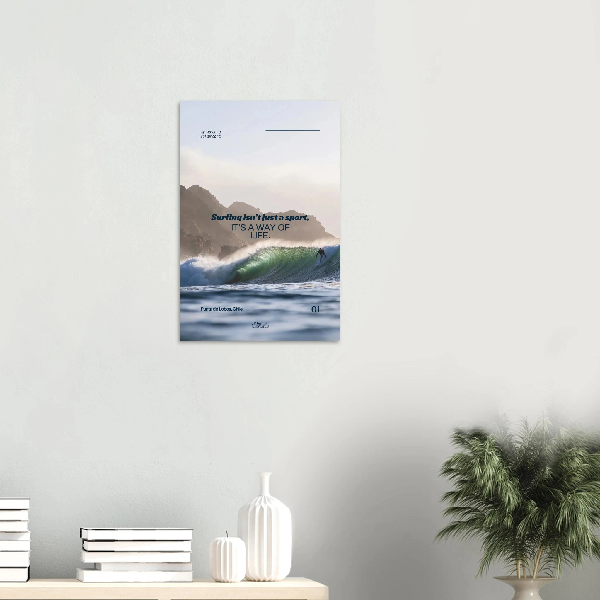 Punta de Lobos, Chile – Linker Pointbreak bei Pichilemu mit charakteristischen Felsnadeln Los Morros. Poster.