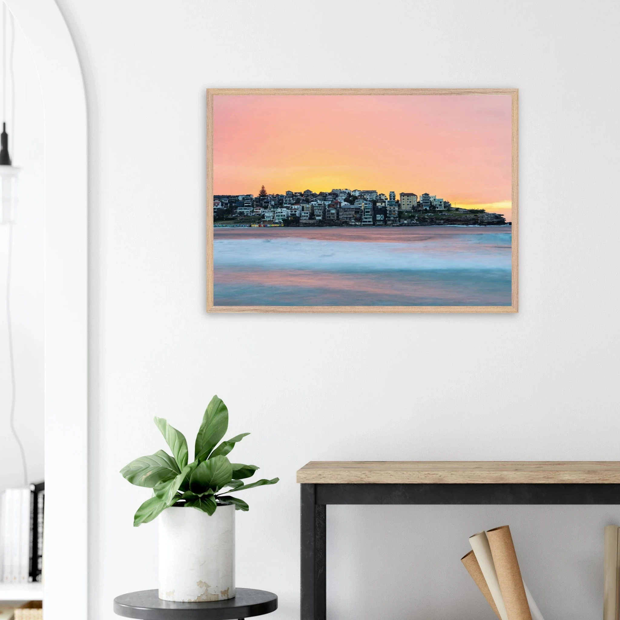Bondi Beach, Australien – Ikonischer Stadtstrand im Osten Sydneys mit klassischem Beachbreak und Surfkultur-Geschichte. Poster im Galerie-Holzrahmen.