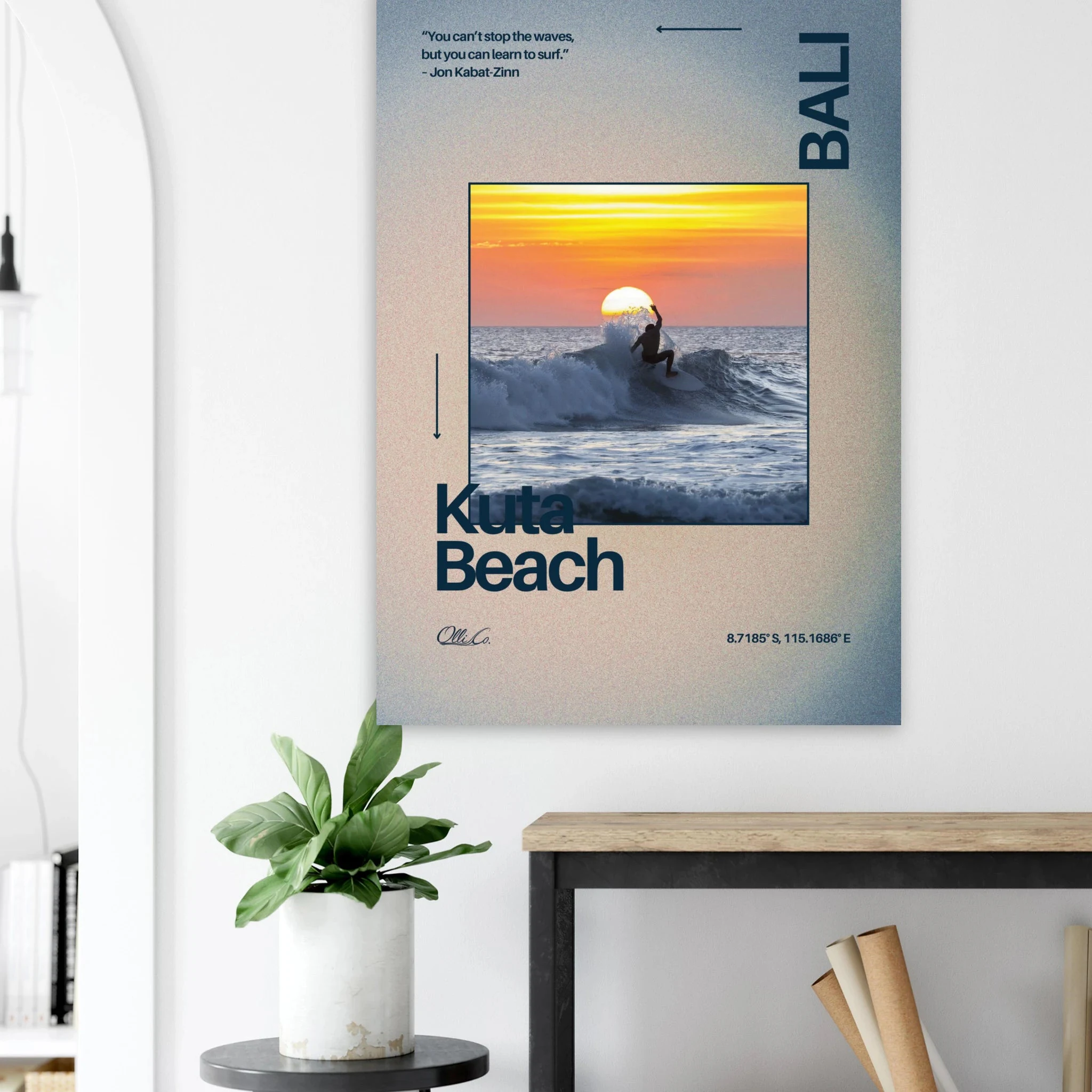 Kuta Beach, Bali (Indonesien) – Belebter Beachbreak im Süden Balis, klassischer Einsteiger-Spot mit weichen Wellen. Poster.