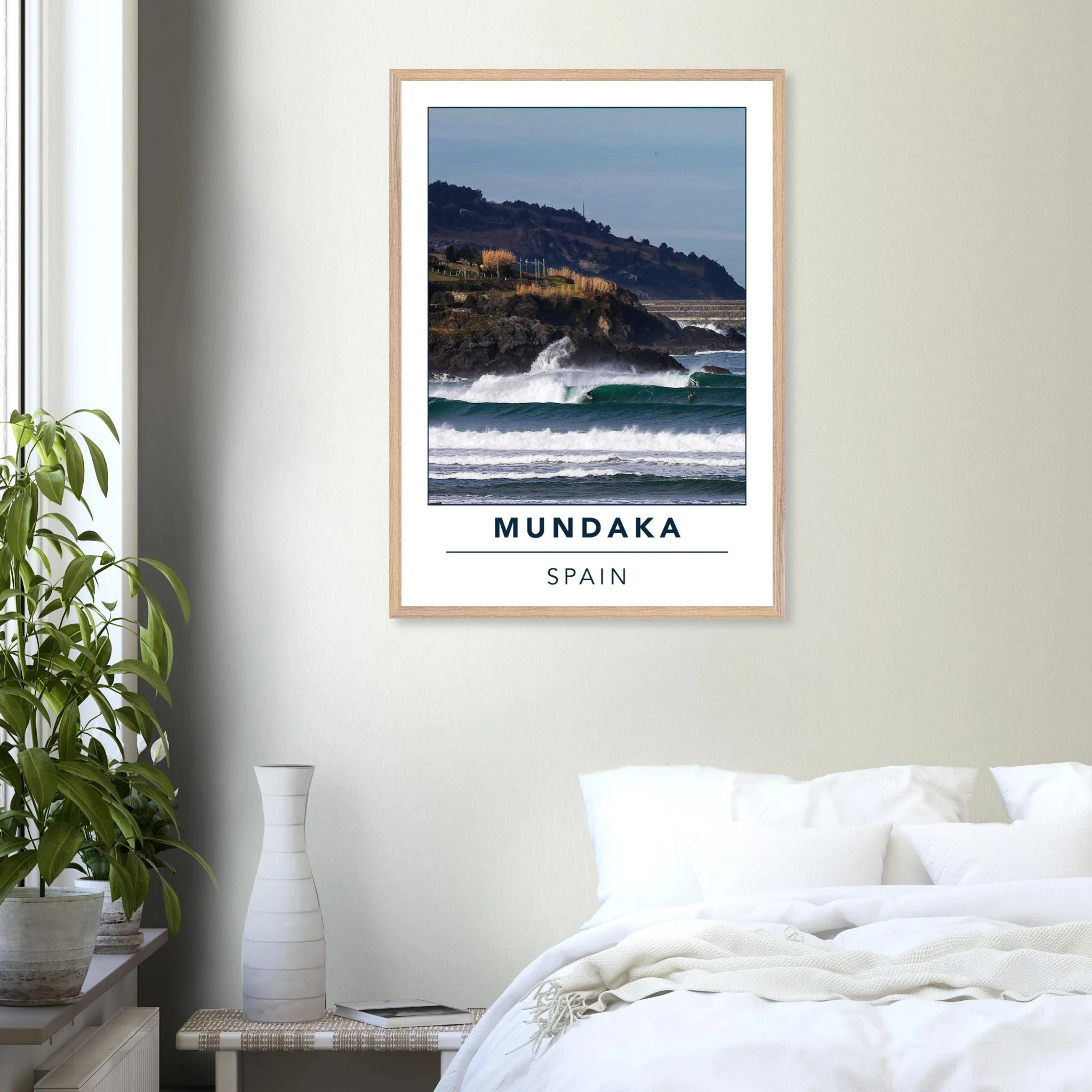 Mundaka, Spanien – Linke Flussmündungswelle im Baskenland, eine der längsten Barrels Europas. Poster im Galerie-Holzrahmen.