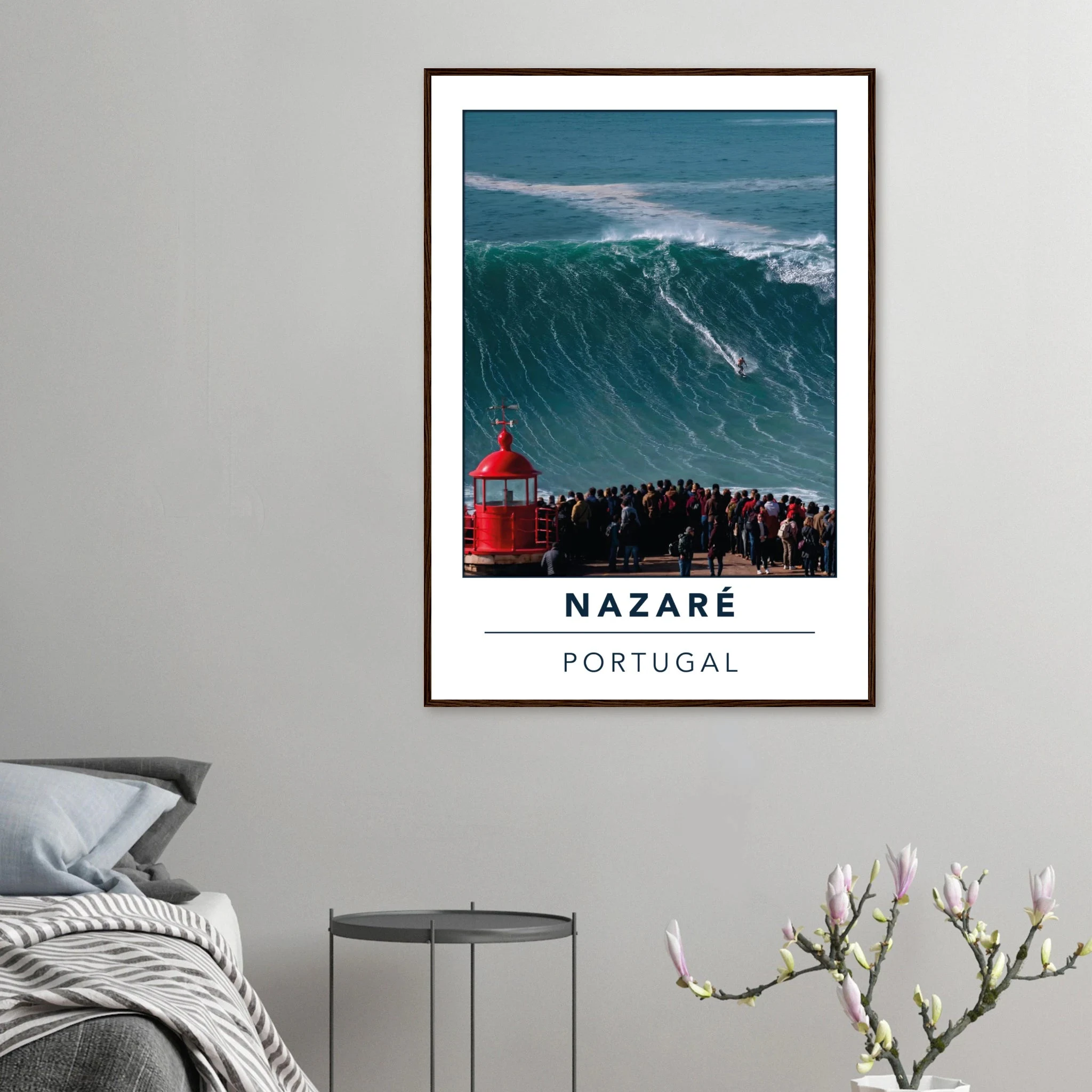 Nazaré, Portugal – Praia do Norte, weltgrößte Big-Wave-Welle Europas an der portugiesischen Atlantikküste. Poster im Holzrahmen.