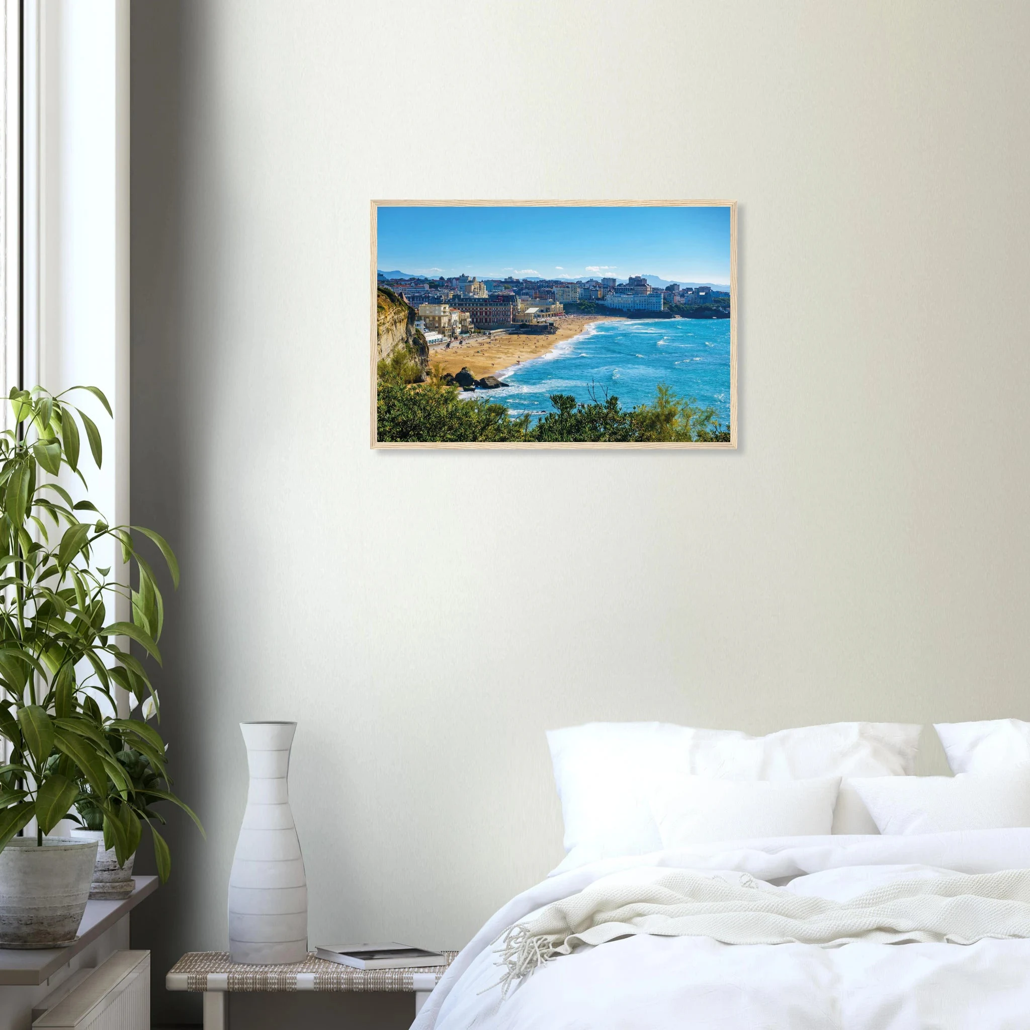 Biarritz, Frankreich – Mondäner Surfort am baskischen Atlantik, Wiege des europäischen Wellenreitens seit den 1950er-Jahren. Poster im Holzrahmen.