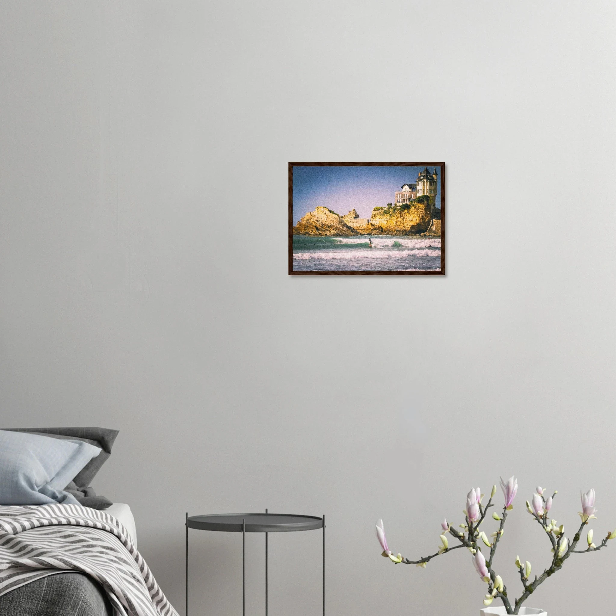 Biarritz, Frankreich – Mondäner Surfort am baskischen Atlantik, Wiege des europäischen Wellenreitens seit den 1950er-Jahren. Poster im Holzrahmen.