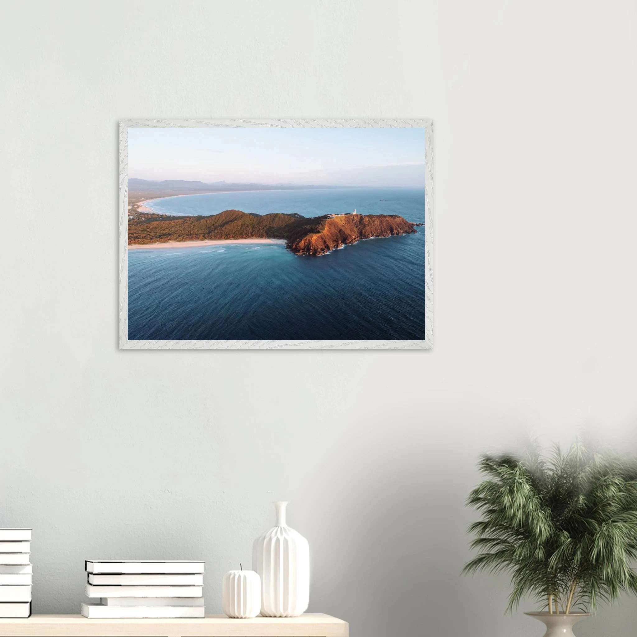 Byron Bay, Australien – Östlichster Punkt Australiens mit langen Pointbreaks und entspanntem Longboard-Flair. Poster im Galerie-Holzrahmen.