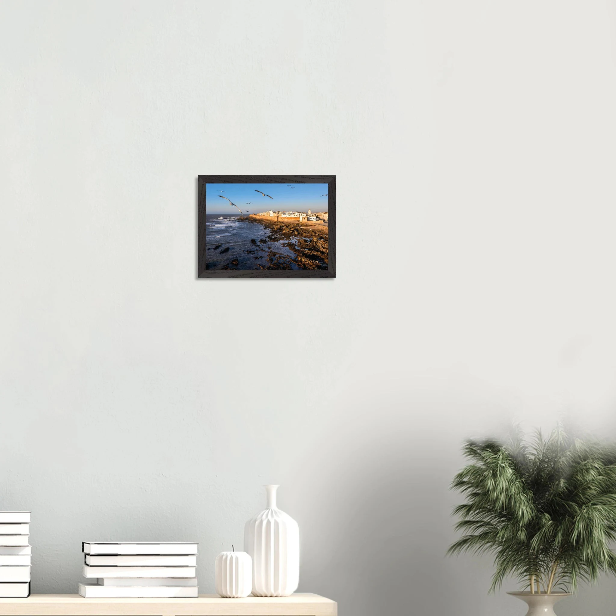 Essaouira, Marokko – Windumtoste Hafenstadt am Atlantik mit Medina-Kulisse und beständigen Wind- und Wellenbedingungen. Poster im Galerie-Holzrahmen.
