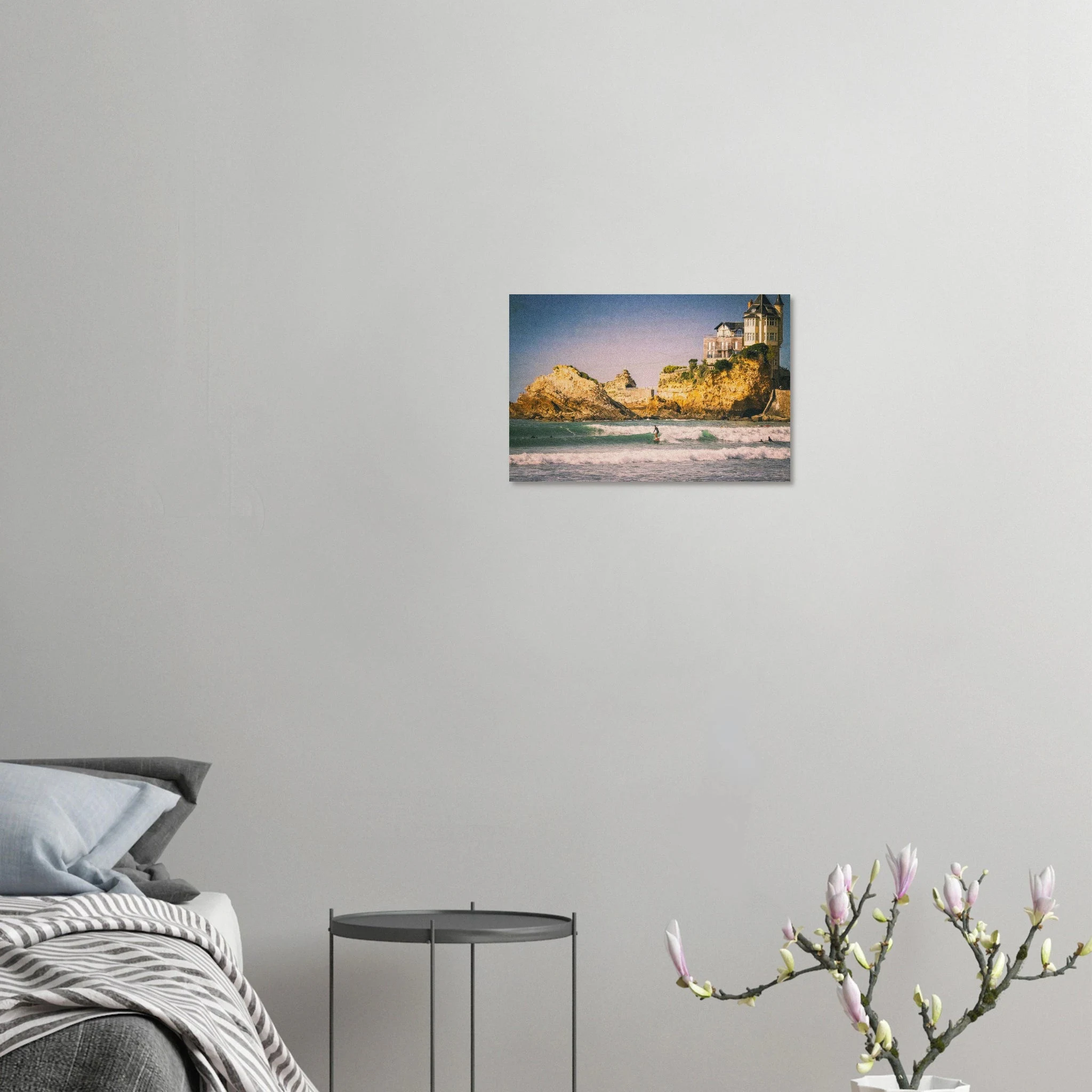 Biarritz, Frankreich – Mondäner Surfort am baskischen Atlantik, Wiege des europäischen Wellenreitens seit den 1950er-Jahren. Kunstdruck auf Holz.