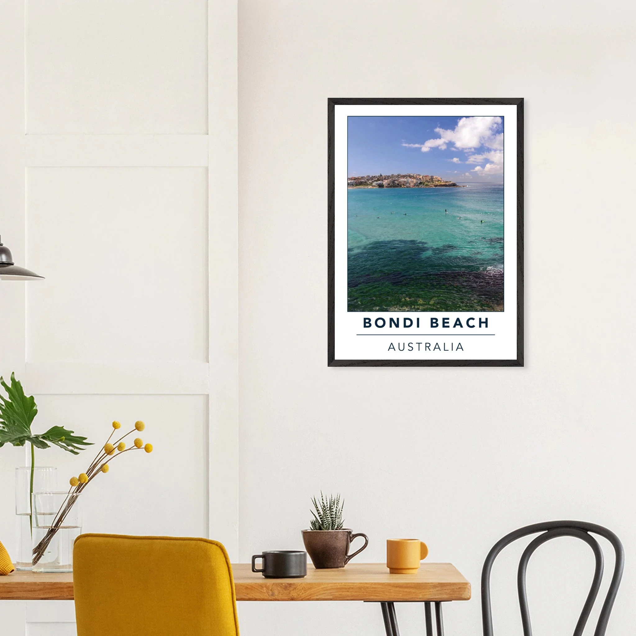 Bondi Beach, Australien – Ikonischer Stadtstrand im Osten Sydneys mit klassischem Beachbreak und Surfkultur-Geschichte. Poster im Galerie-Holzrahmen.