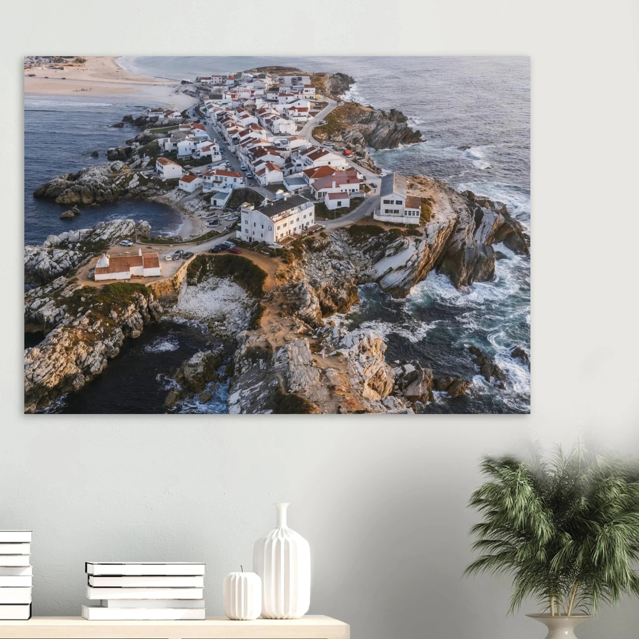 Peniche, Portugal – Halbinsel mit Supertubos-Beachbreak, Austragungsort der WSL Meo Rip Curl Pro Portugal. Poster.