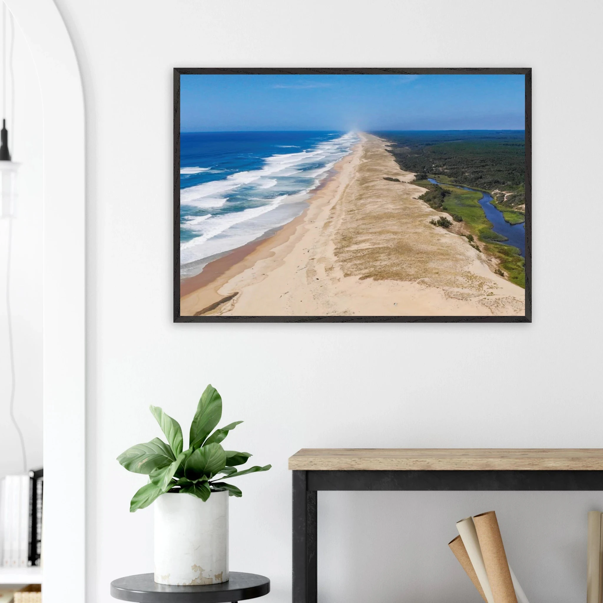 Moliets-et-Maa, Frankreich – Ruhiger Pinienwald-Strand in den Landes mit beständigem Atlantik-Swell für alle Levels. Poster im Galerie-Holzrahmen.