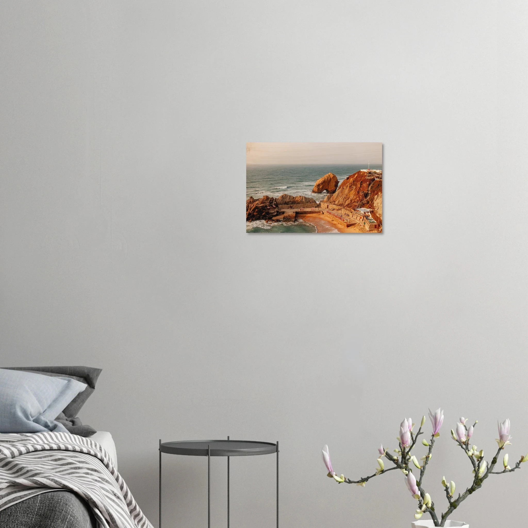 Santa Cruz, Spanien – Kanarische Hauptstadt Teneriffas mit Reefbreaks an der Nordküste wie El Confital. Kunstdruck auf Holz.