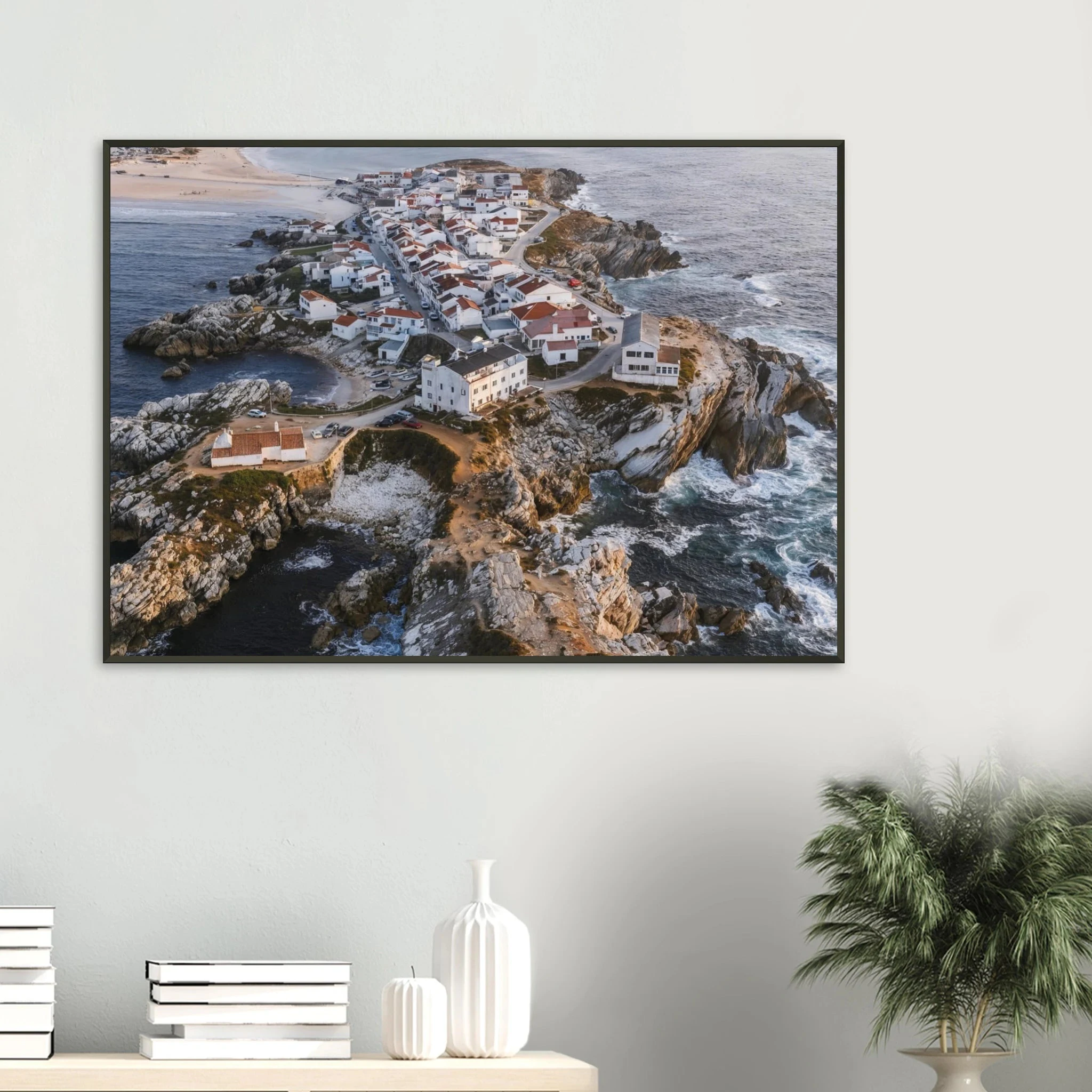 Peniche, Portugal – Halbinsel mit Supertubos-Beachbreak, Austragungsort der WSL Meo Rip Curl Pro Portugal. Poster im Metallrahmen.