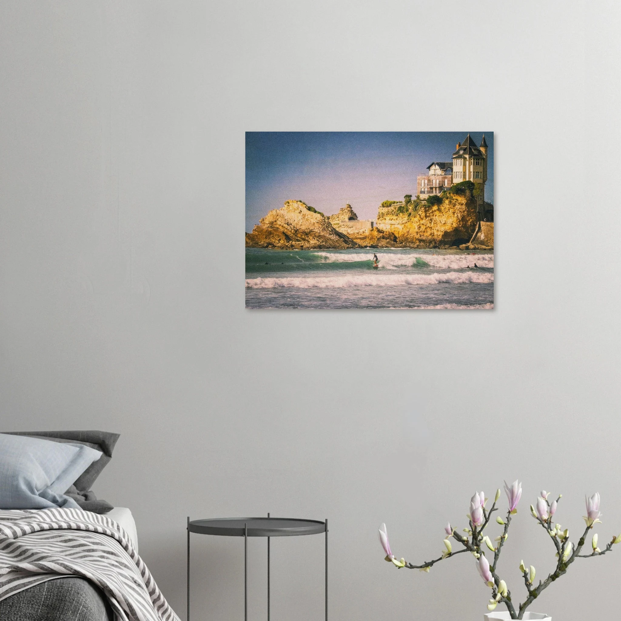 Biarritz, Frankreich – Mondäner Surfort am baskischen Atlantik, Wiege des europäischen Wellenreitens seit den 1950er-Jahren. Kunstdruck auf Holz.