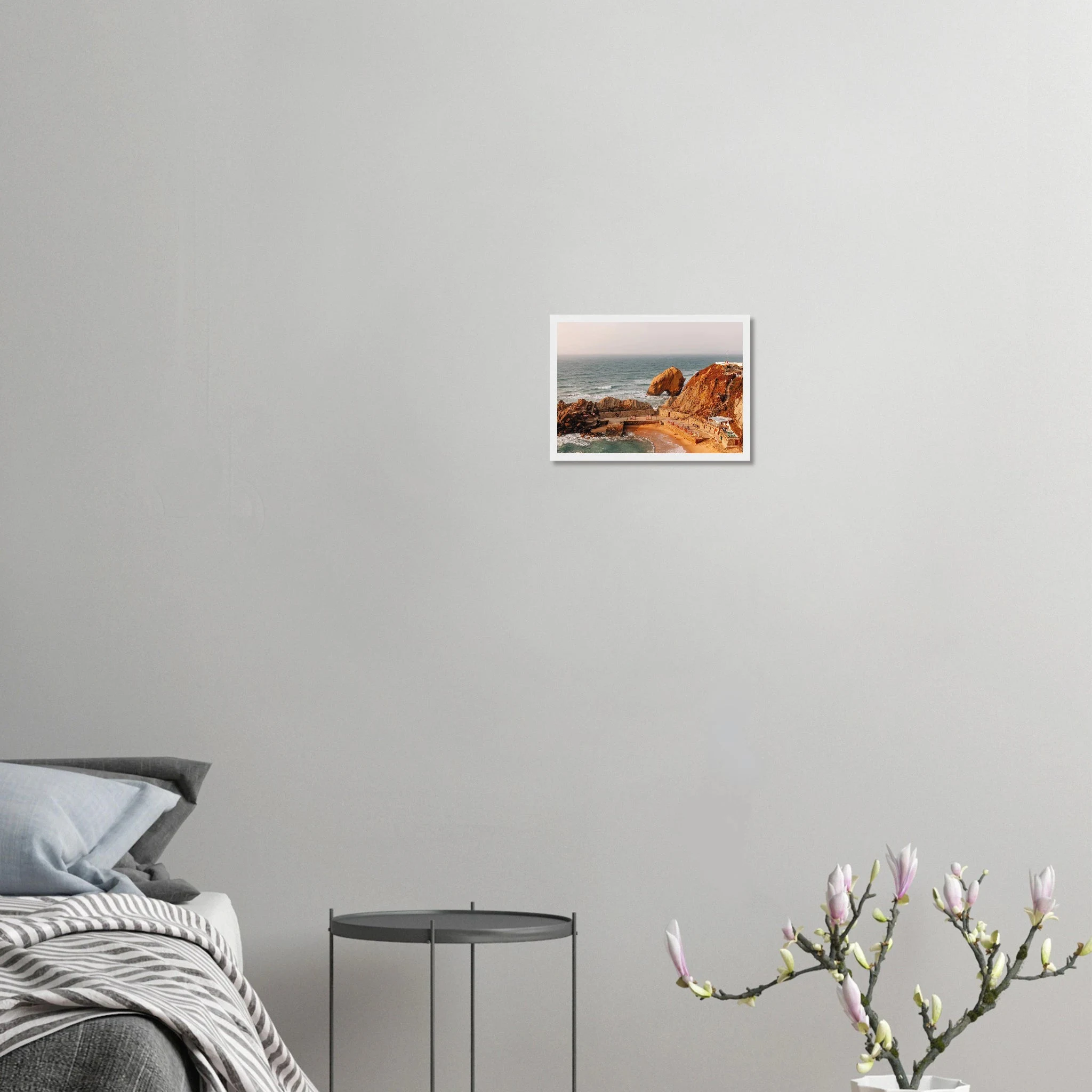 Santa Cruz, Spanien – Kanarische Hauptstadt Teneriffas mit Reefbreaks an der Nordküste wie El Confital. Poster im Holzrahmen.