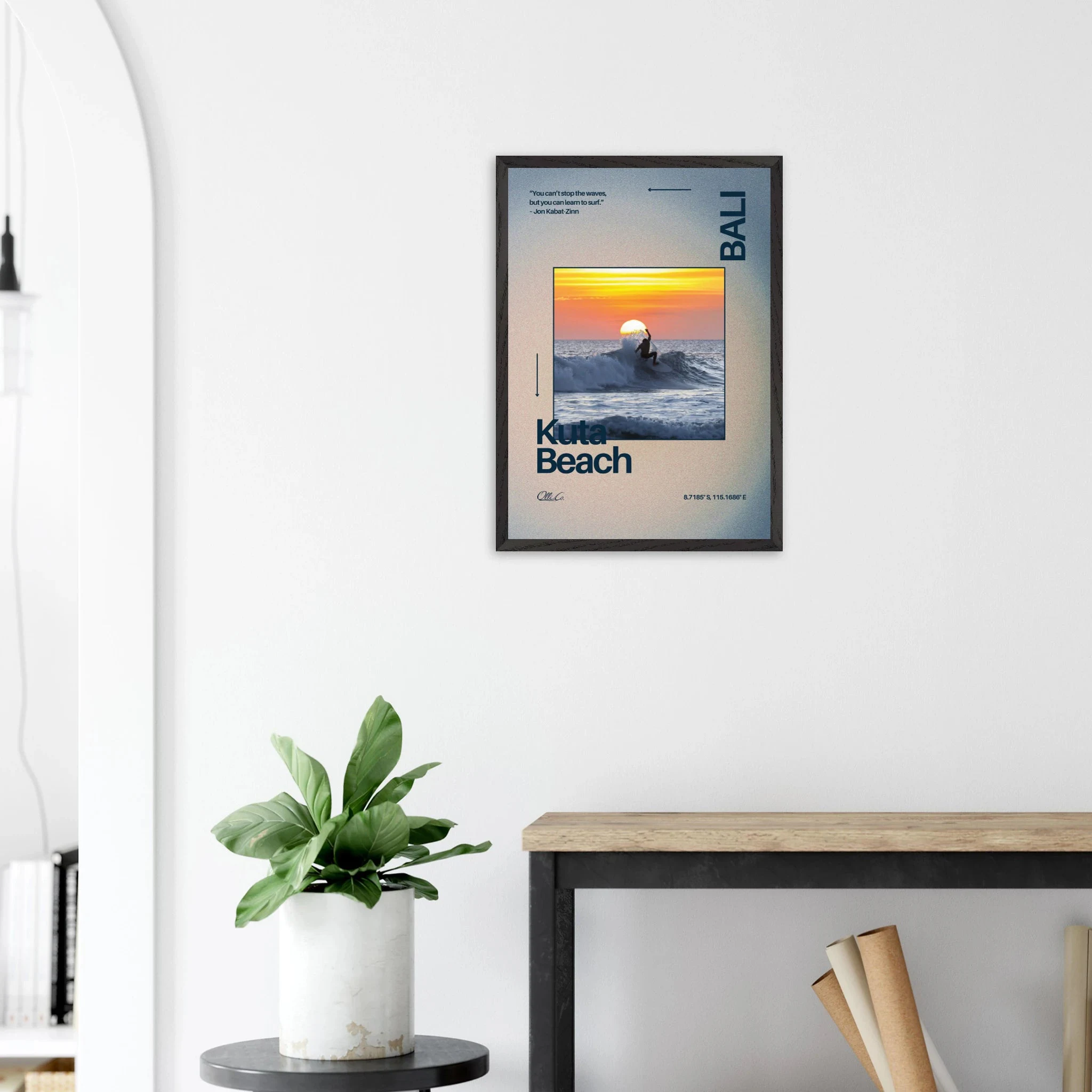 Kuta Beach, Bali (Indonesien) – Belebter Beachbreak im Süden Balis, klassischer Einsteiger-Spot mit weichen Wellen. Poster im Galerie-Holzrahmen.