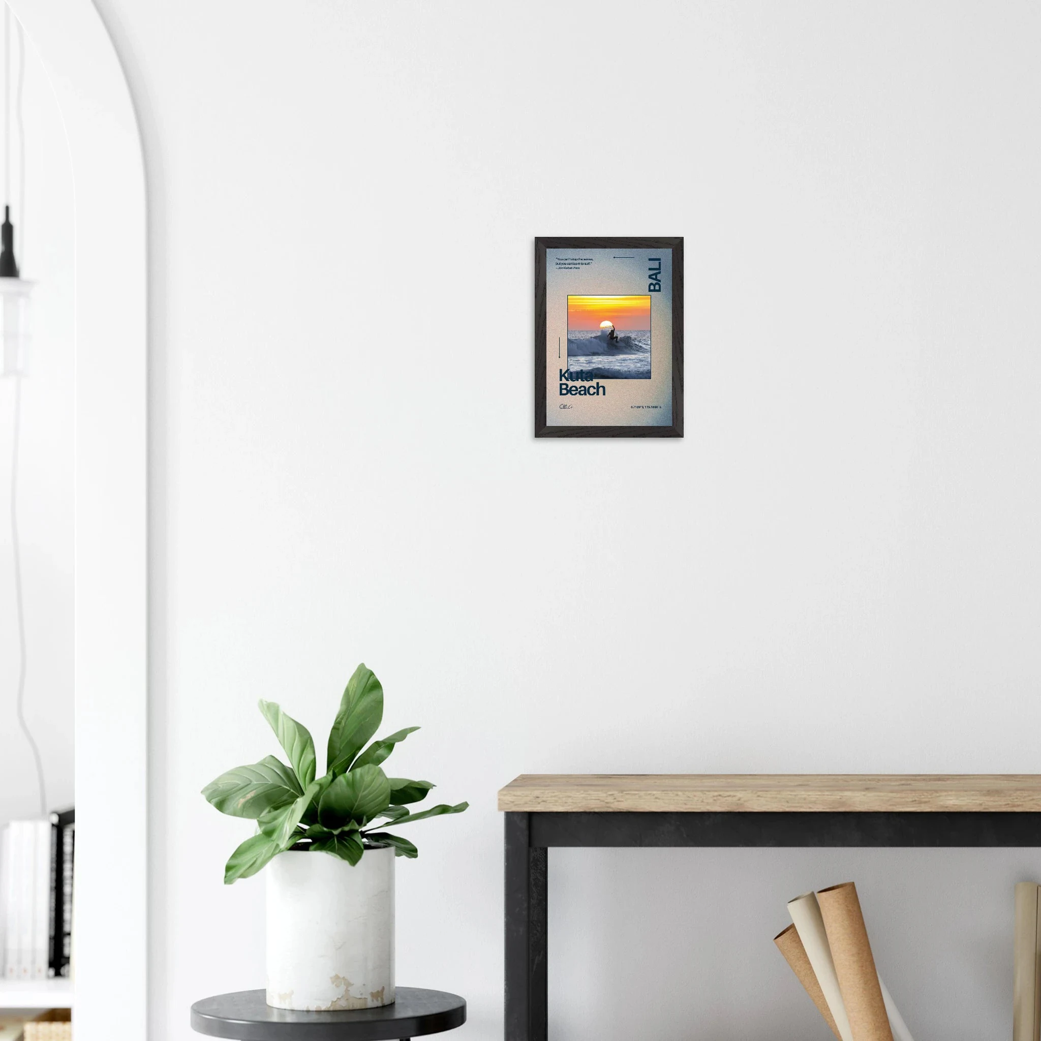 Kuta Beach, Bali (Indonesien) – Belebter Beachbreak im Süden Balis, klassischer Einsteiger-Spot mit weichen Wellen. Poster im Galerie-Holzrahmen.