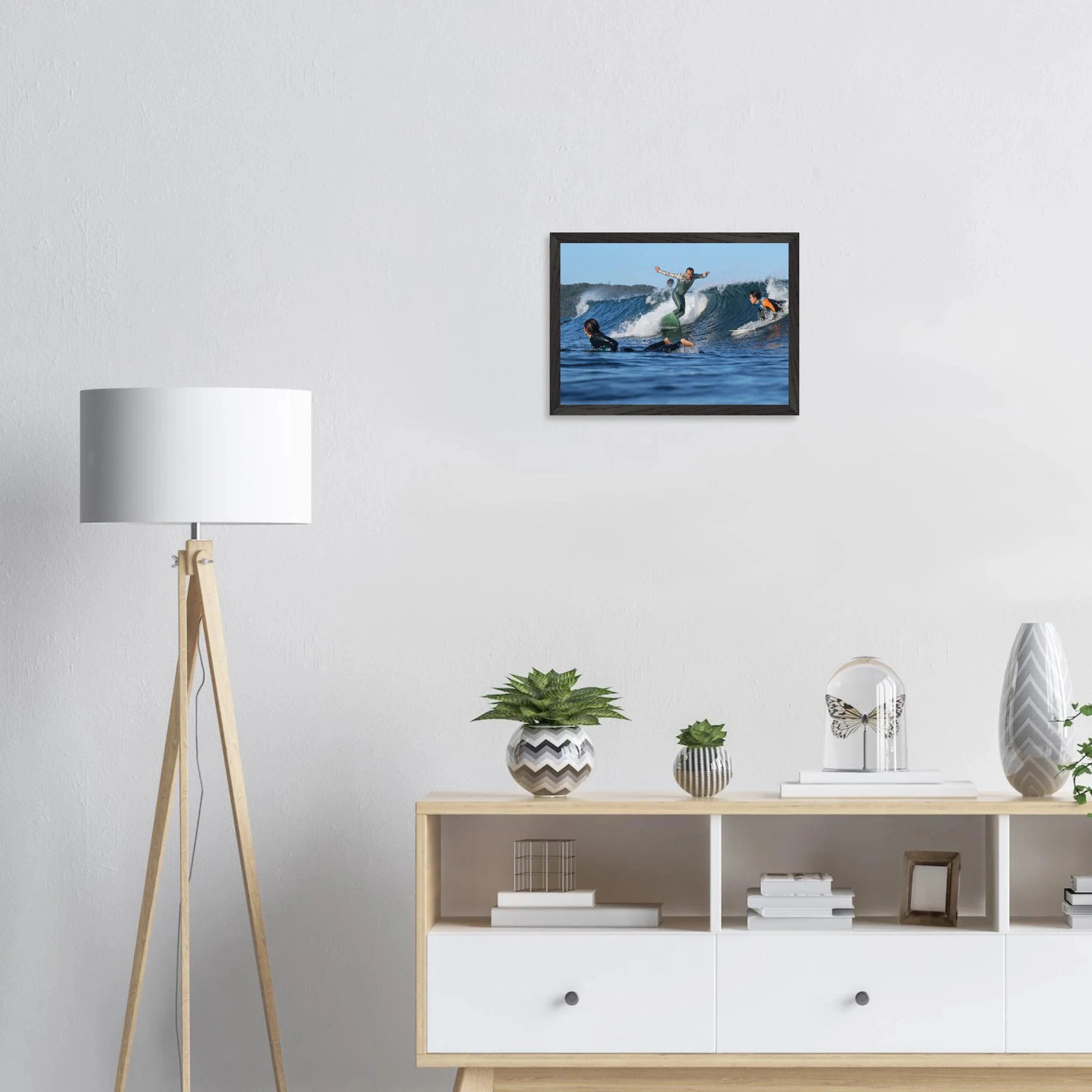 Shonan, Japan – Surfregion an der Sagami-Bucht südwestlich von Tokio, Wiege des japanischen Wellenreitens. Poster im Galerie-Holzrahmen.