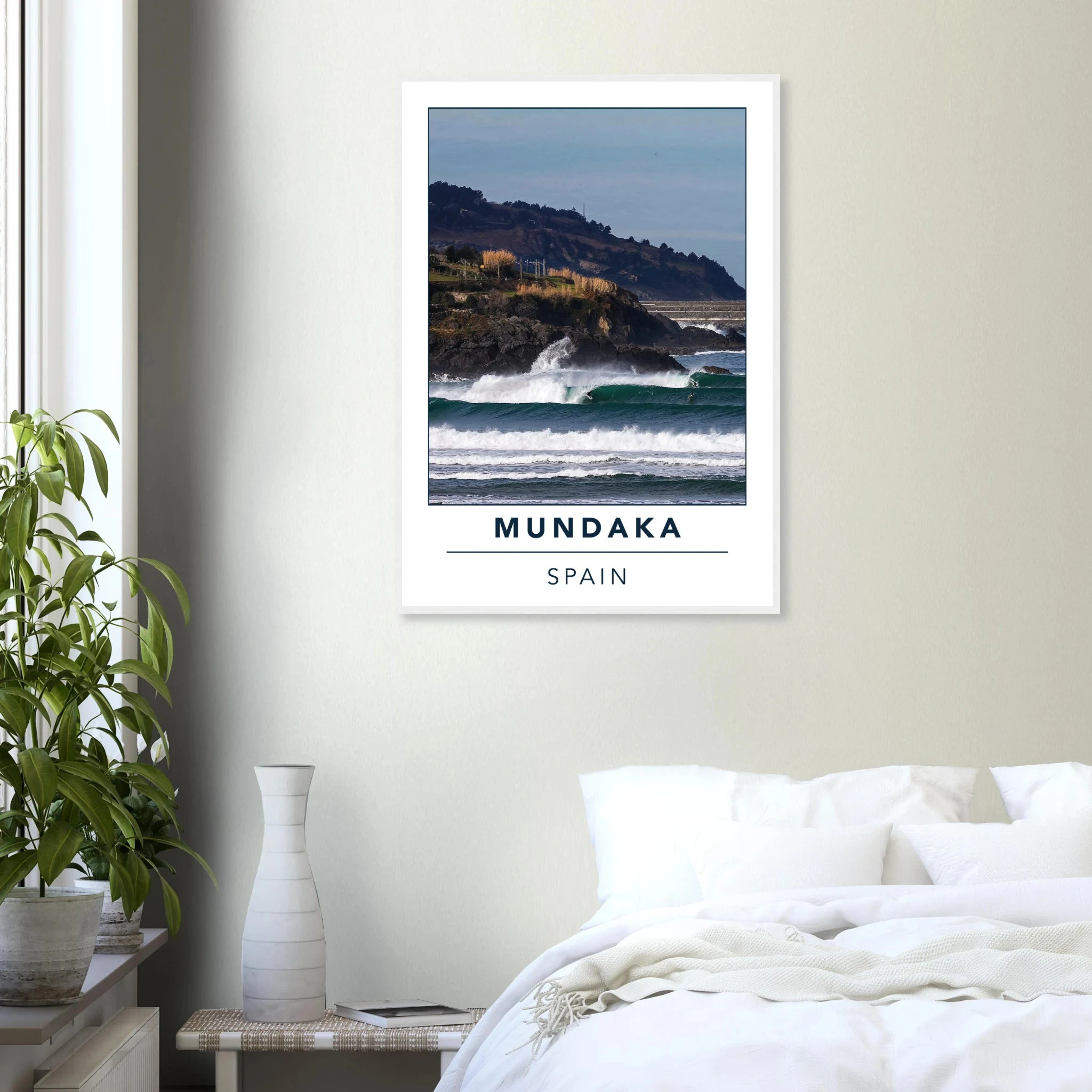 Mundaka, Spanien – Linke Flussmündungswelle im Baskenland, eine der längsten Barrels Europas. Poster im Holzrahmen.