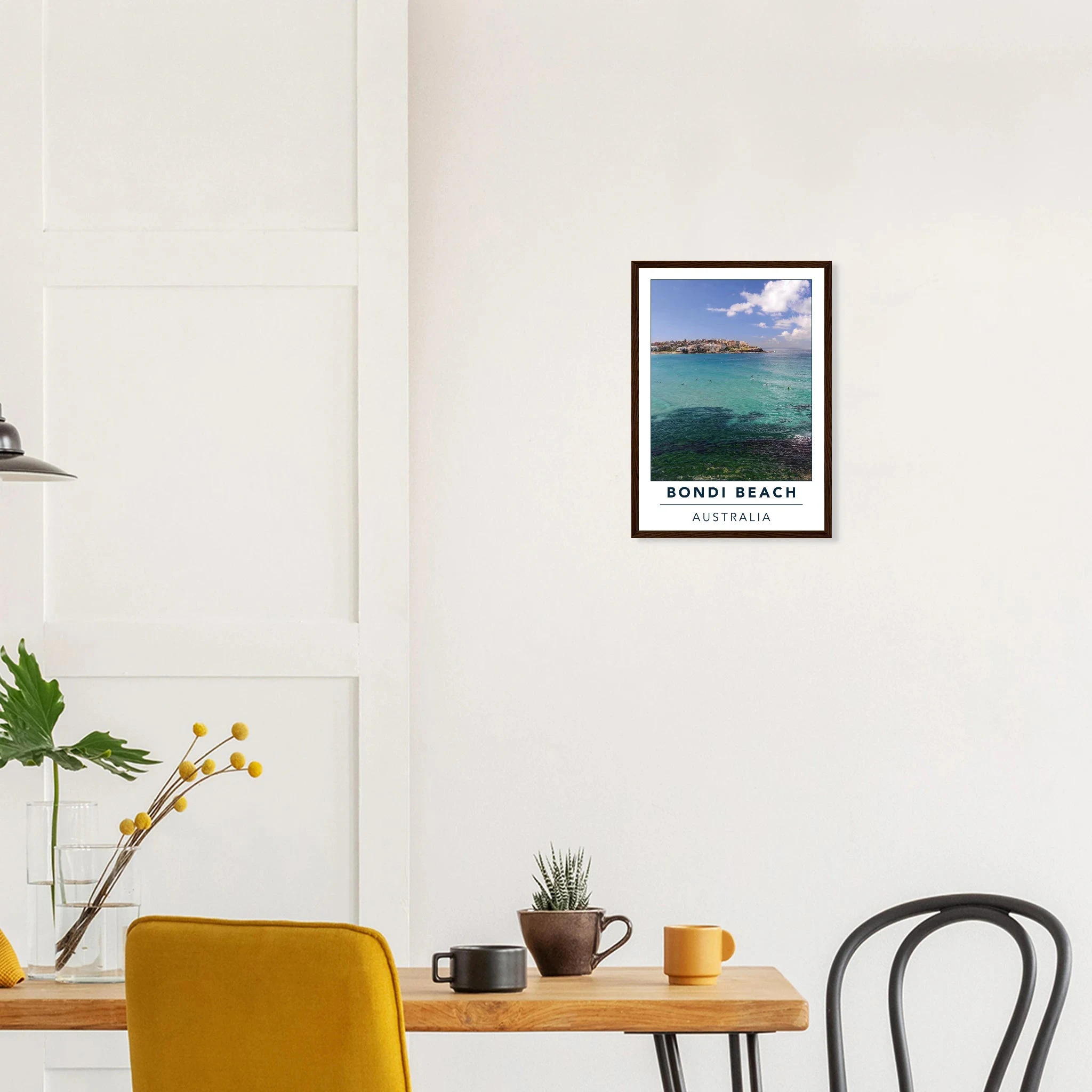 Bondi Beach, Australien – Ikonischer Stadtstrand im Osten Sydneys mit klassischem Beachbreak und Surfkultur-Geschichte. Poster im Holzrahmen.