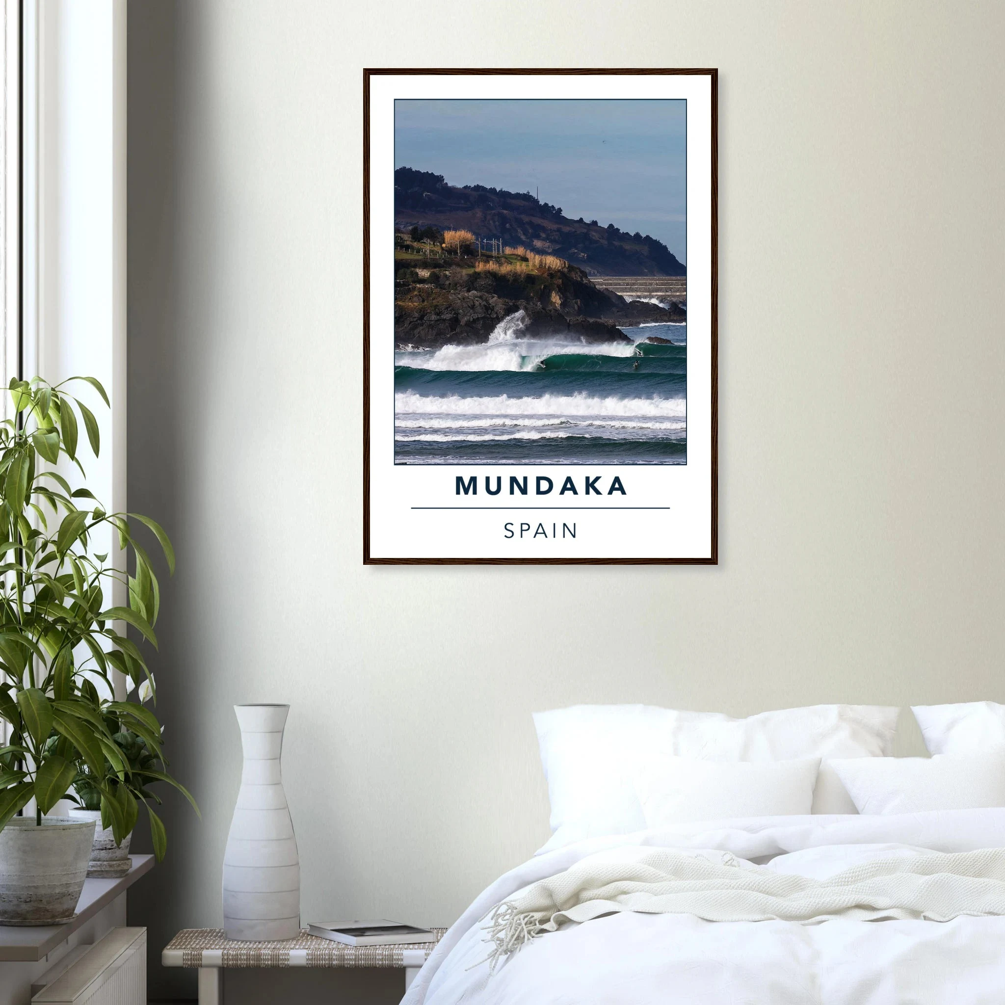 Mundaka, Spanien – Linke Flussmündungswelle im Baskenland, eine der längsten Barrels Europas. Poster im Holzrahmen.